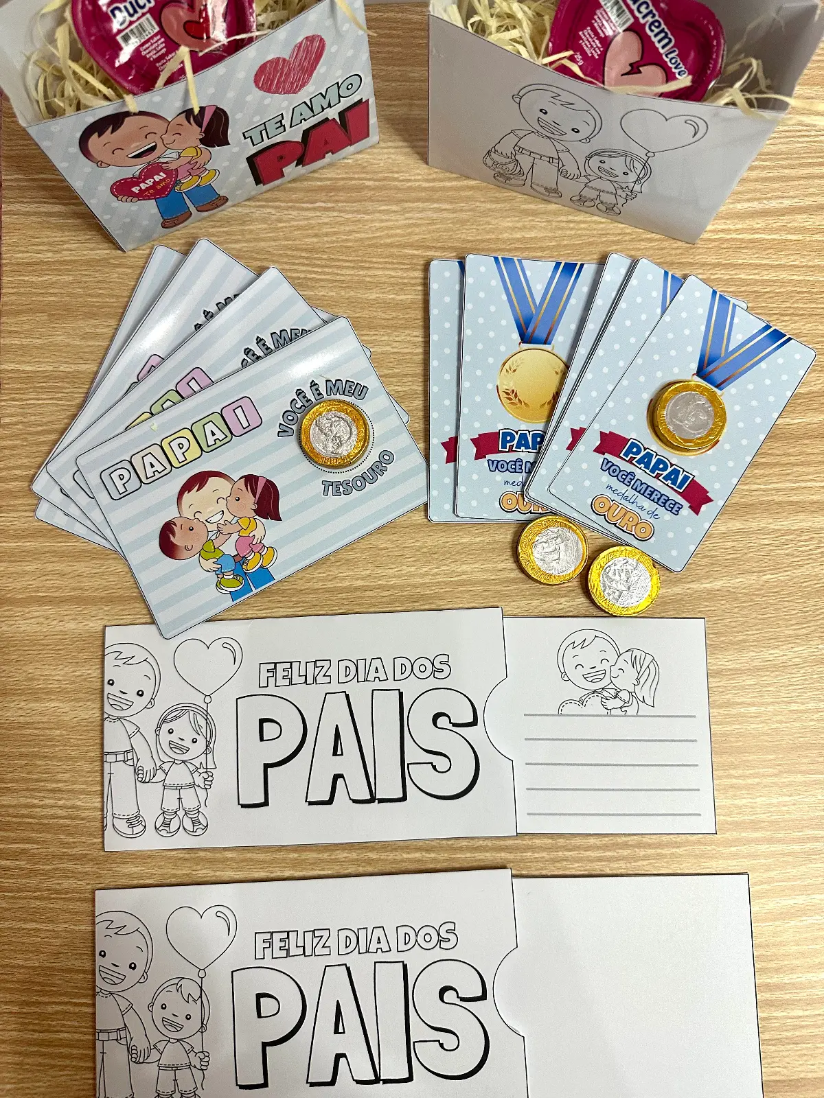 Kit de Lembrancinhas Dia dos Pais – PDF para Imprimir — amostra 1: Sacolinha menino e menina Colorida Sacolinha menino e…