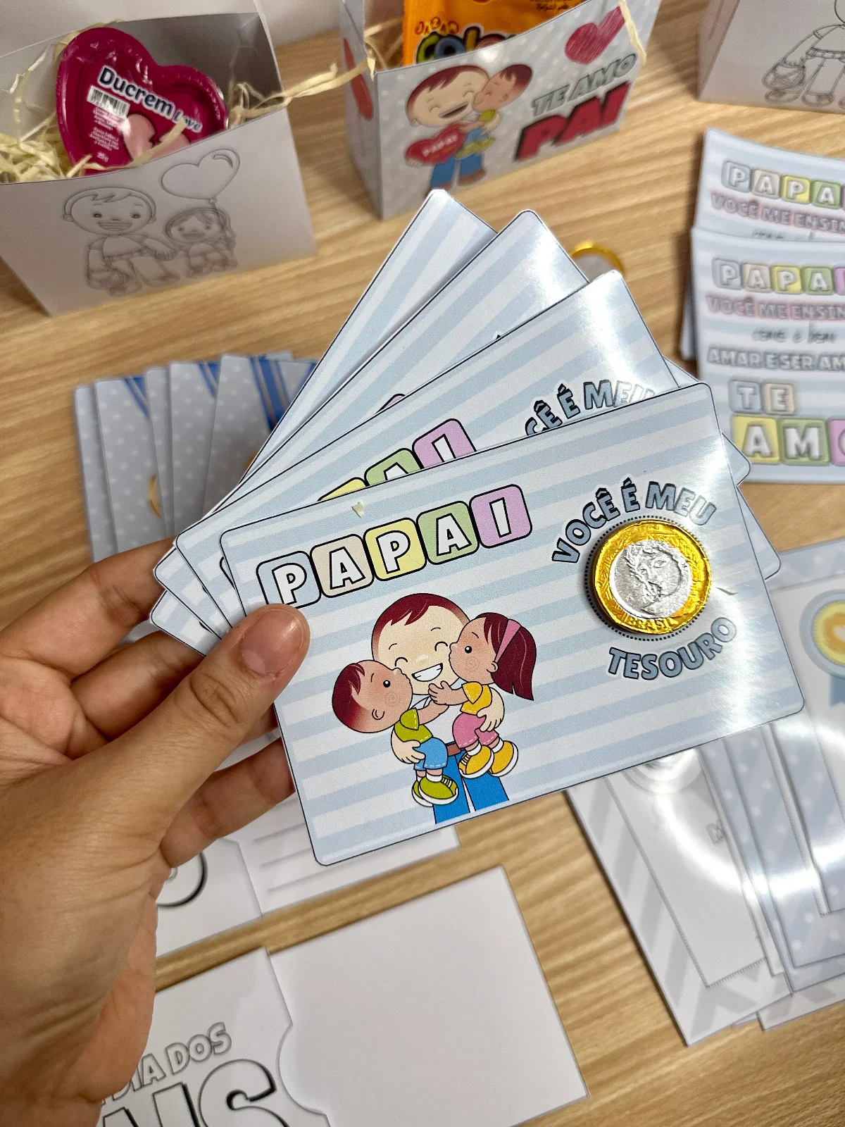 Kit de Lembrancinhas Dia dos Pais – PDF para Imprimir — amostra 3: Sacolinha menino e menina Colorida Sacolinha menino e…