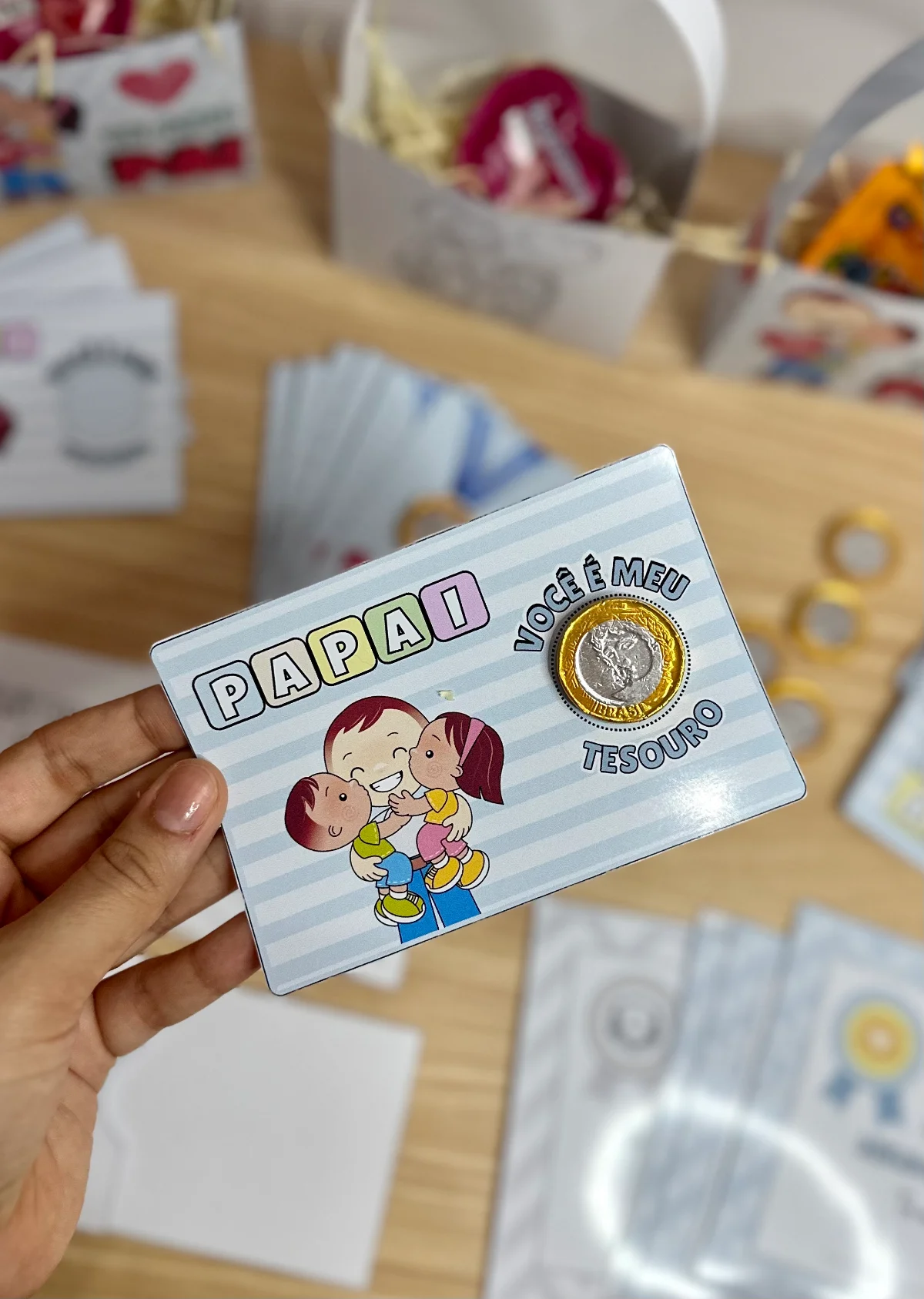Kit de Lembrancinhas Dia dos Pais – PDF para Imprimir — amostra 5: Sacolinha menino e menina Colorida Sacolinha menino e…