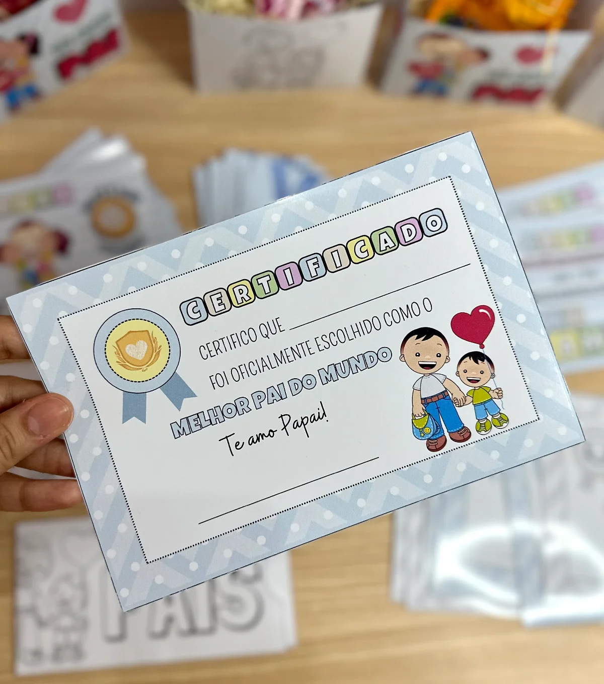 Kit de Lembrancinhas Dia dos Pais – PDF para Imprimir — amostra 6: Sacolinha menino e menina Colorida Sacolinha menino e…
