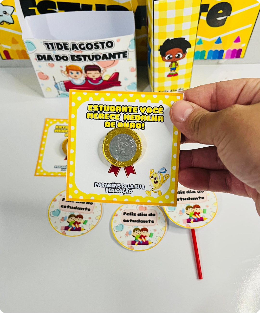 Kit de lembrancinhas do Dia do Estudante para imprimir — amostra 5: Prepare uma homenagem à turma com lembrancinhas em PDF…