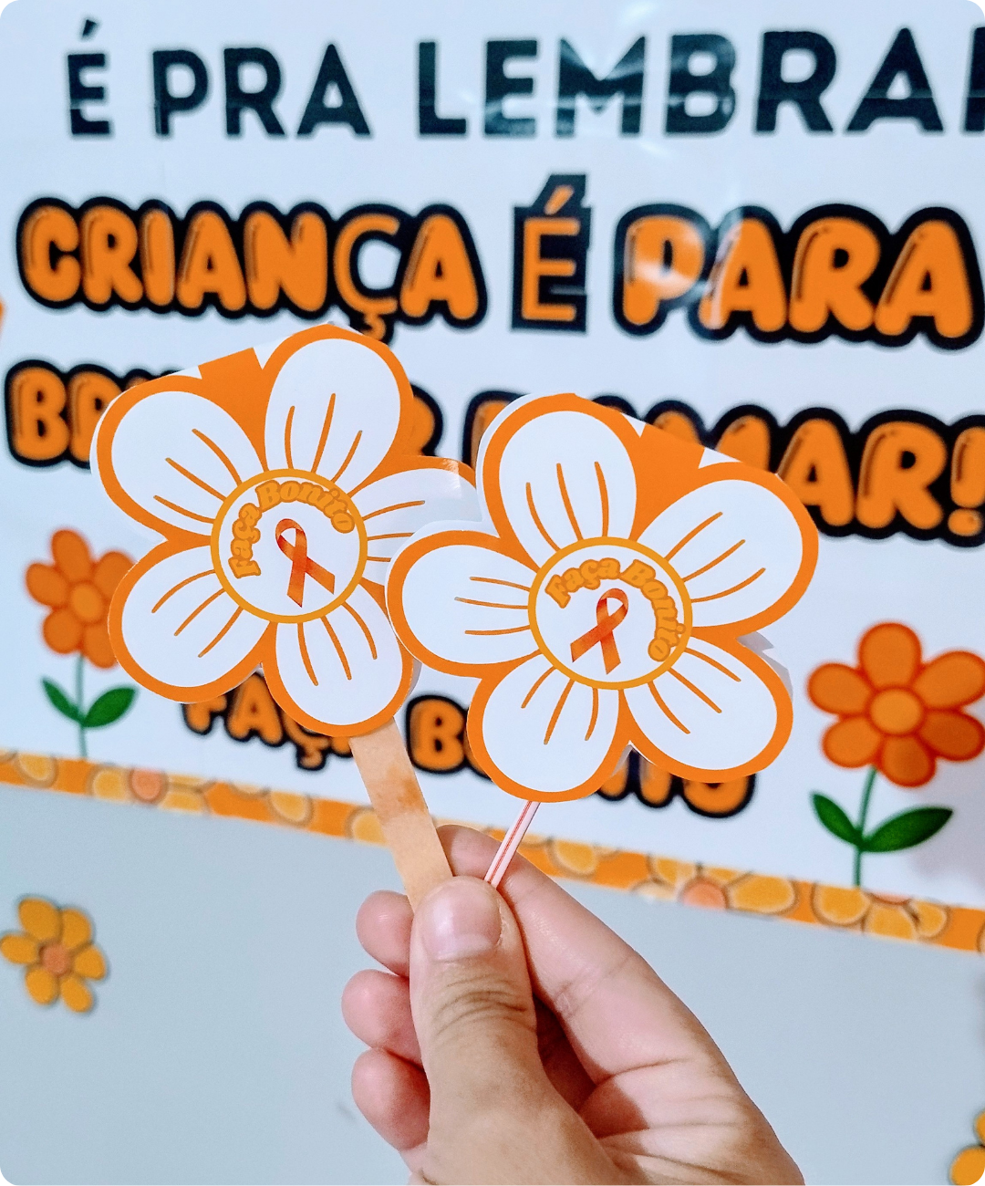 Kit de Maio Laranja para imprimir — amostra 4: Uma campanha de proteção com presença na sala
