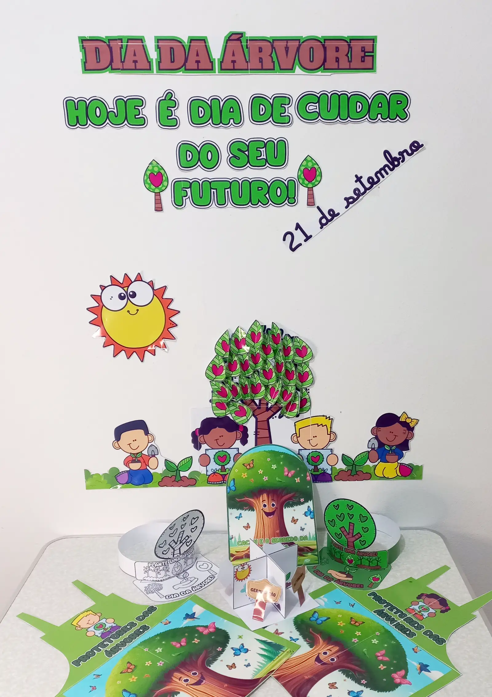 Kit Dia da Árvore | Painel 3D + Diorama do Ciclo da Árvore + Viseira — Alfabetização para Educação Infantil: Kit pedagógico…