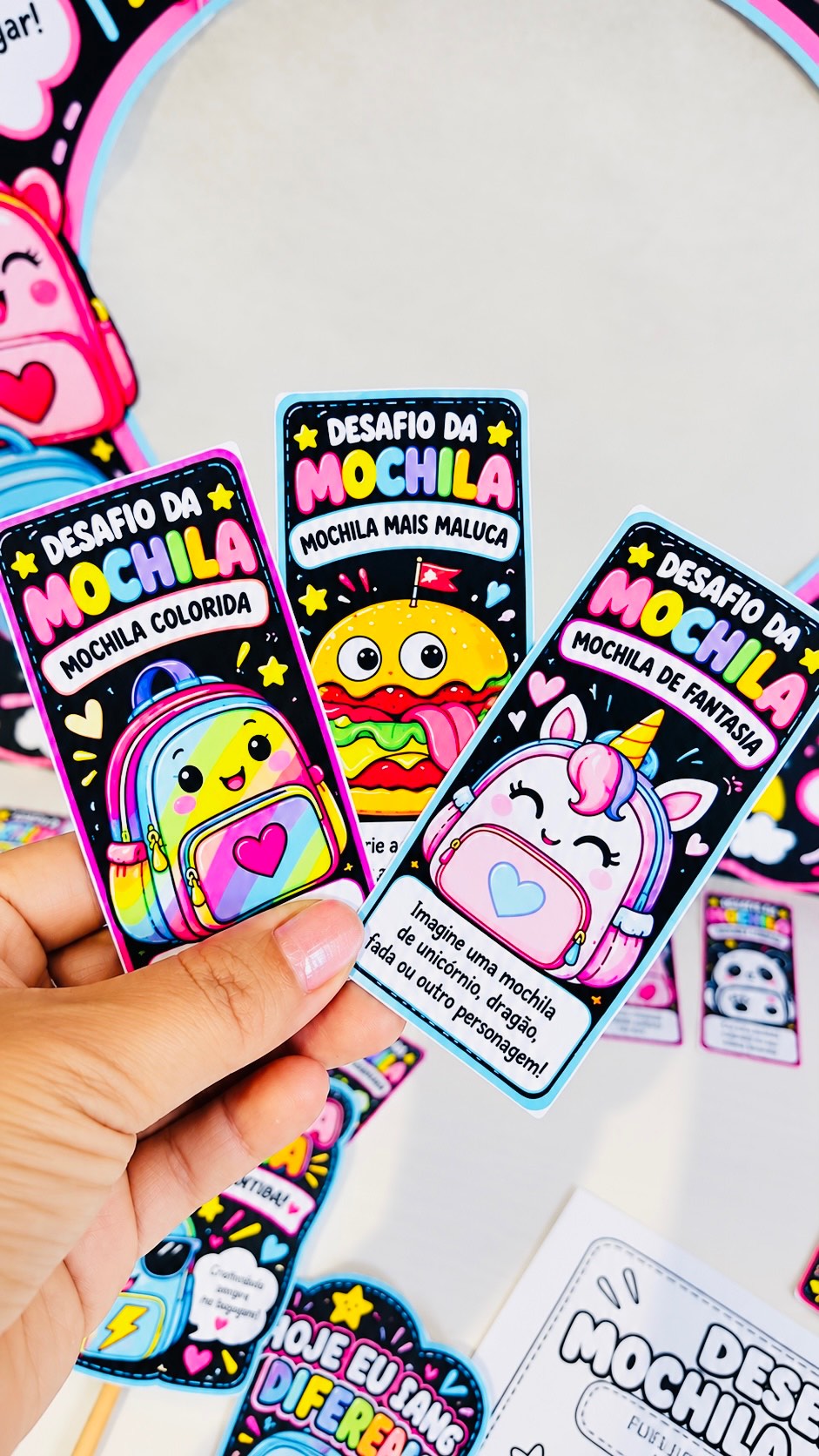 Kit Dia da Mochila Maluca: plaquinhas, Bambolê e Desafios — amostra 3: Um kit completo que Inclui moldura para fotos,…