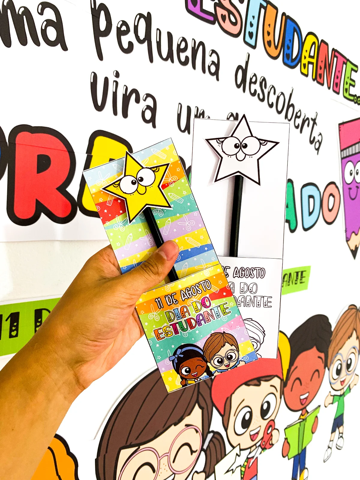 Kit Dia do Estudante - 11 de Agosto – PDF para Imprimir — amostra 1: Painel já ampliado Ponteiras para lápis e porta-lápis… Kit Dia do Estudante - 11 de Agosto – PDF para Imprimir — amostra 1: Painel já ampliado Ponteiras para lápis e porta-lápis…