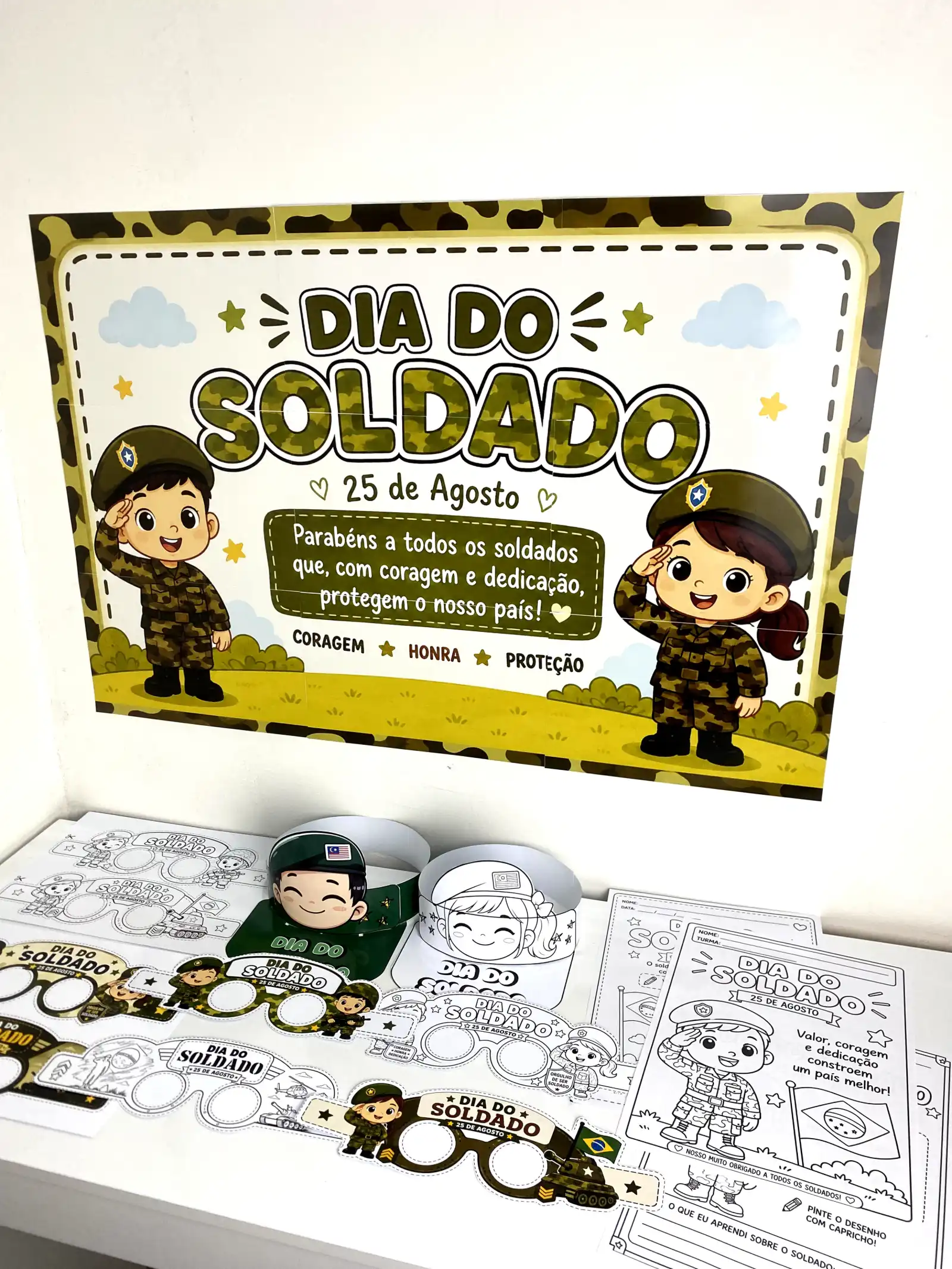 Kit Dia do Soldado – Painel, Viseiras, Óculos e Atividades — amostra 1: Kit Dia do Soldado com painel ampliado (9 páginas…