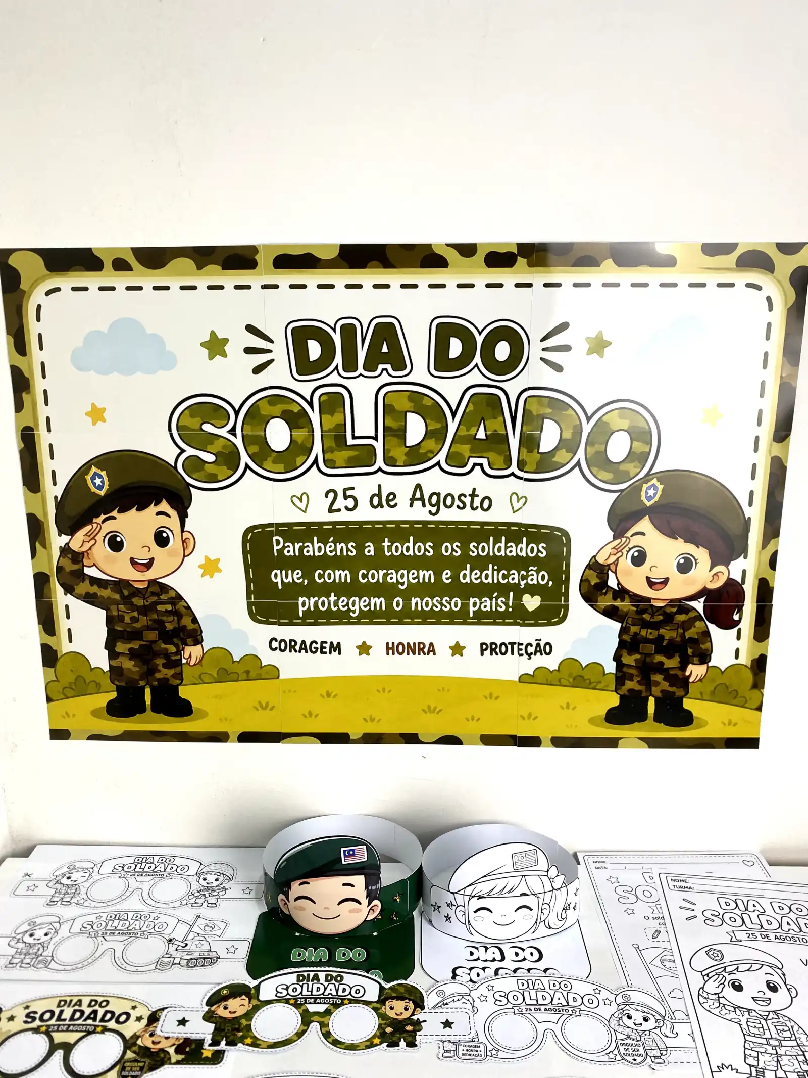 Kit Dia do Soldado – Painel, Viseiras, Óculos e Atividades — amostra 2: Kit Dia do Soldado com painel ampliado (9 páginas…