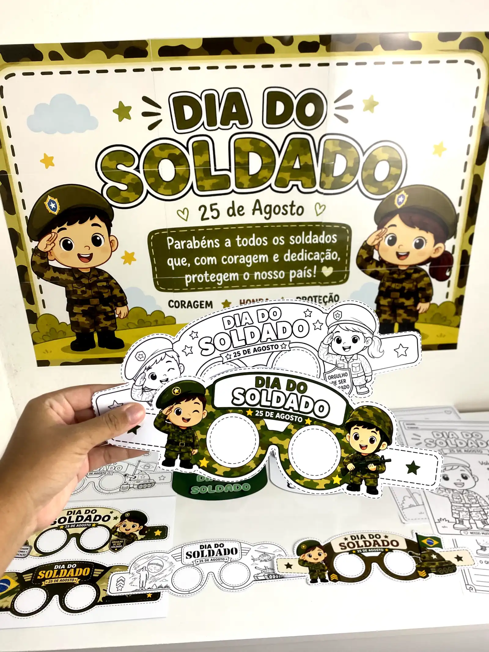 Kit Dia do Soldado – Painel, Viseiras, Óculos e Atividades — amostra 4: Kit Dia do Soldado com painel ampliado (9 páginas…