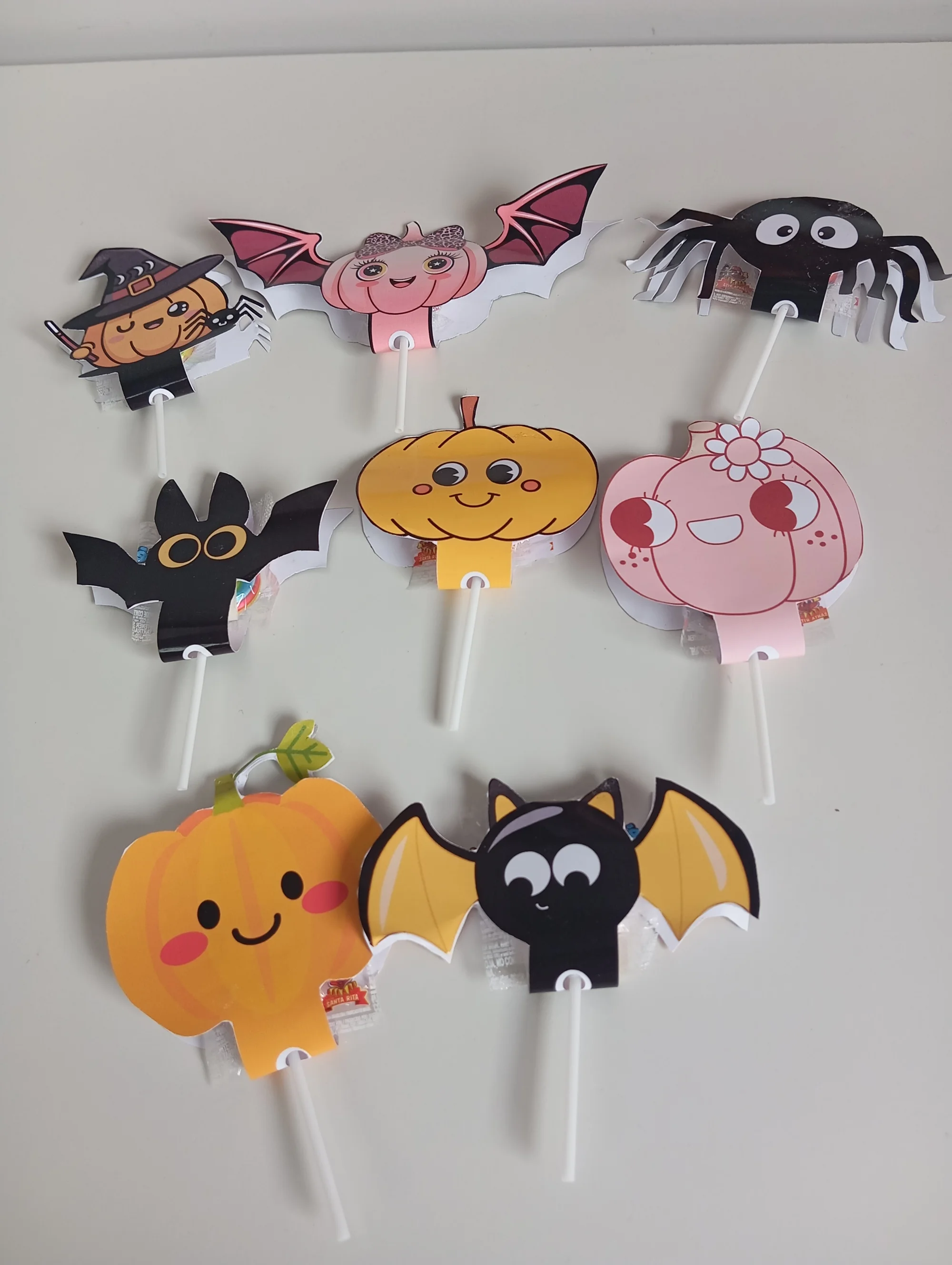 Kit Halloween com Painel e Lembrancinhas — amostra 1: Kit Halloween com painel decorativo, marcadores de página temáticos e…