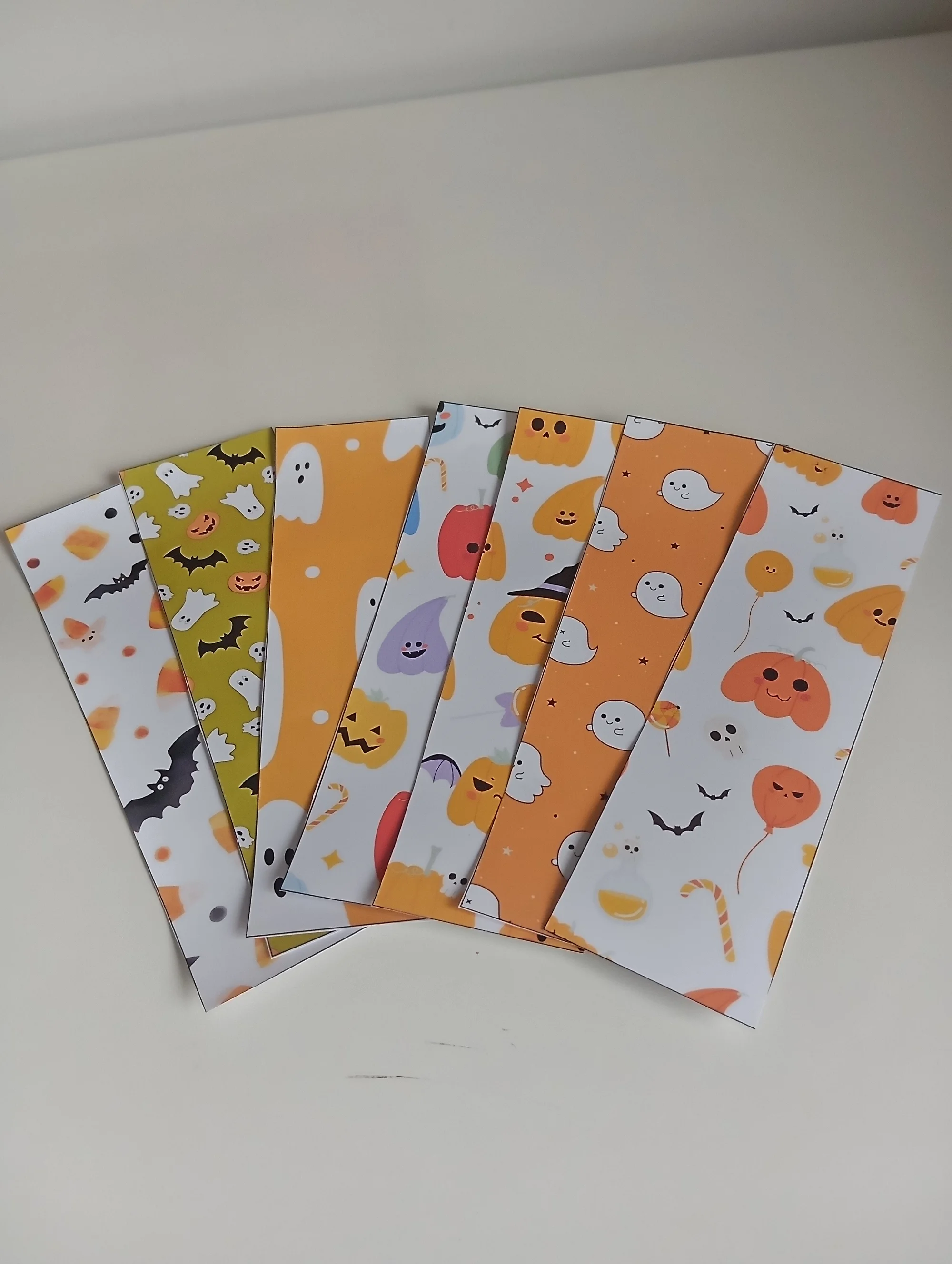 Kit Halloween com Painel e Lembrancinhas — amostra 2: Kit Halloween com painel decorativo, marcadores de página temáticos e…