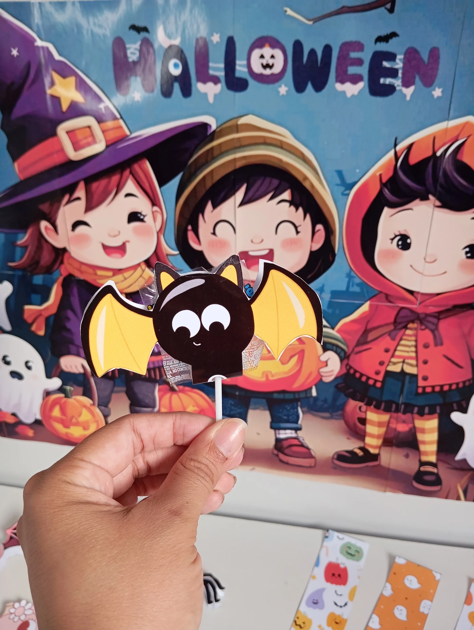 Kit Halloween com Painel e Lembrancinhas — amostra 4: Kit Halloween com painel decorativo, marcadores de página temáticos e…