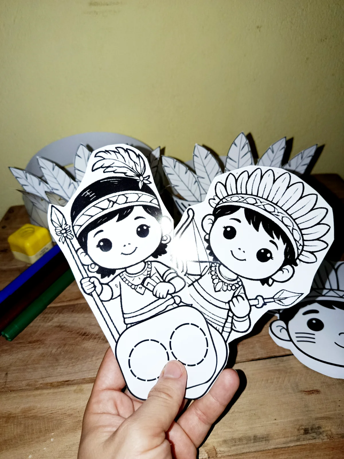 Kit Indígena Lúdico – Fantoches e Cocar para Colorir — amostra 2: Sobre o Kit Indígena Lúdico – Fantoches e Cocar para…