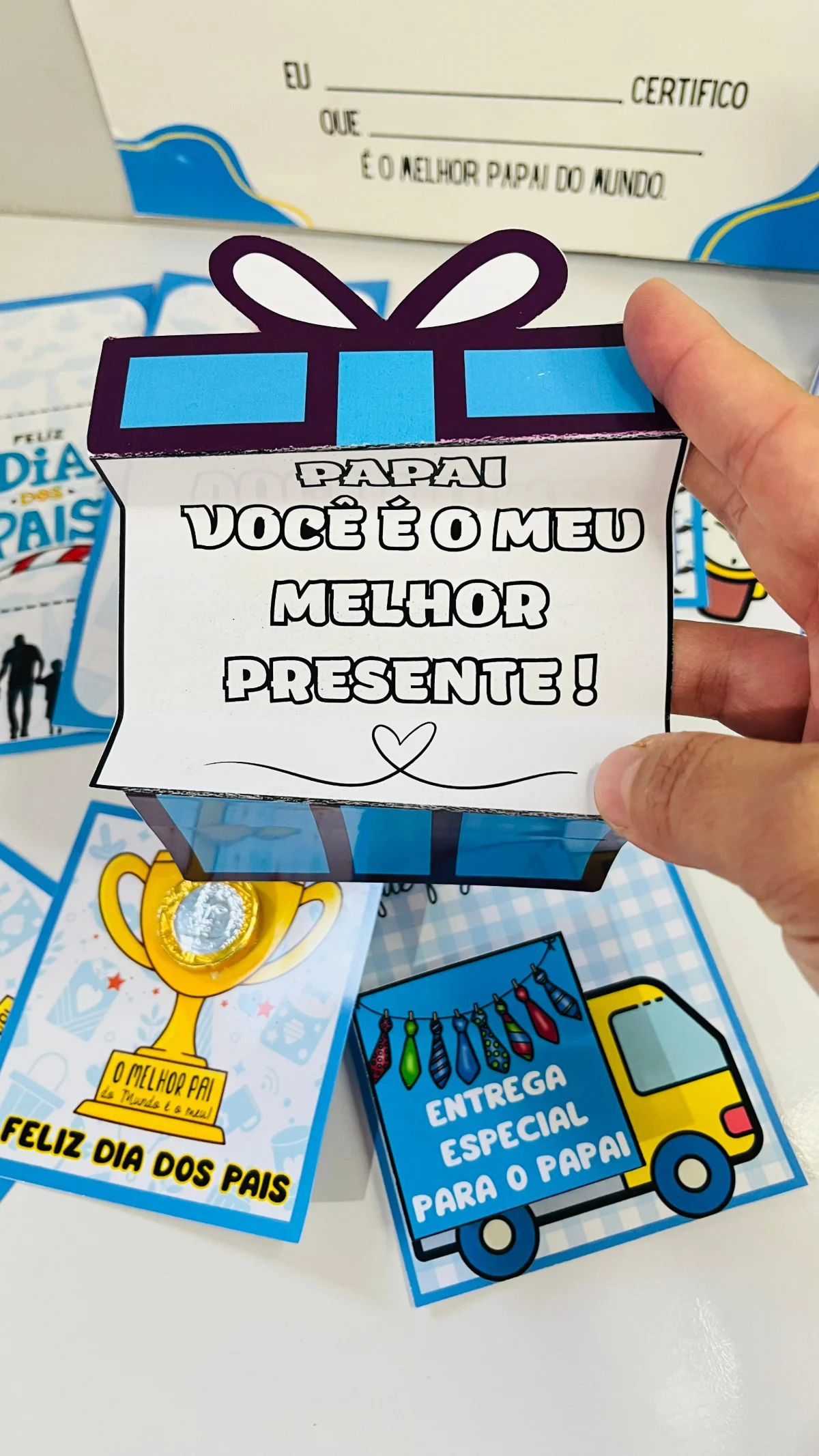 Kit Lembrancinhas Dia dos Pais para Imprimir em PDF | Porta Caneta, Cartões e Certificado — amostra 1: Kit Lembrancinhas…