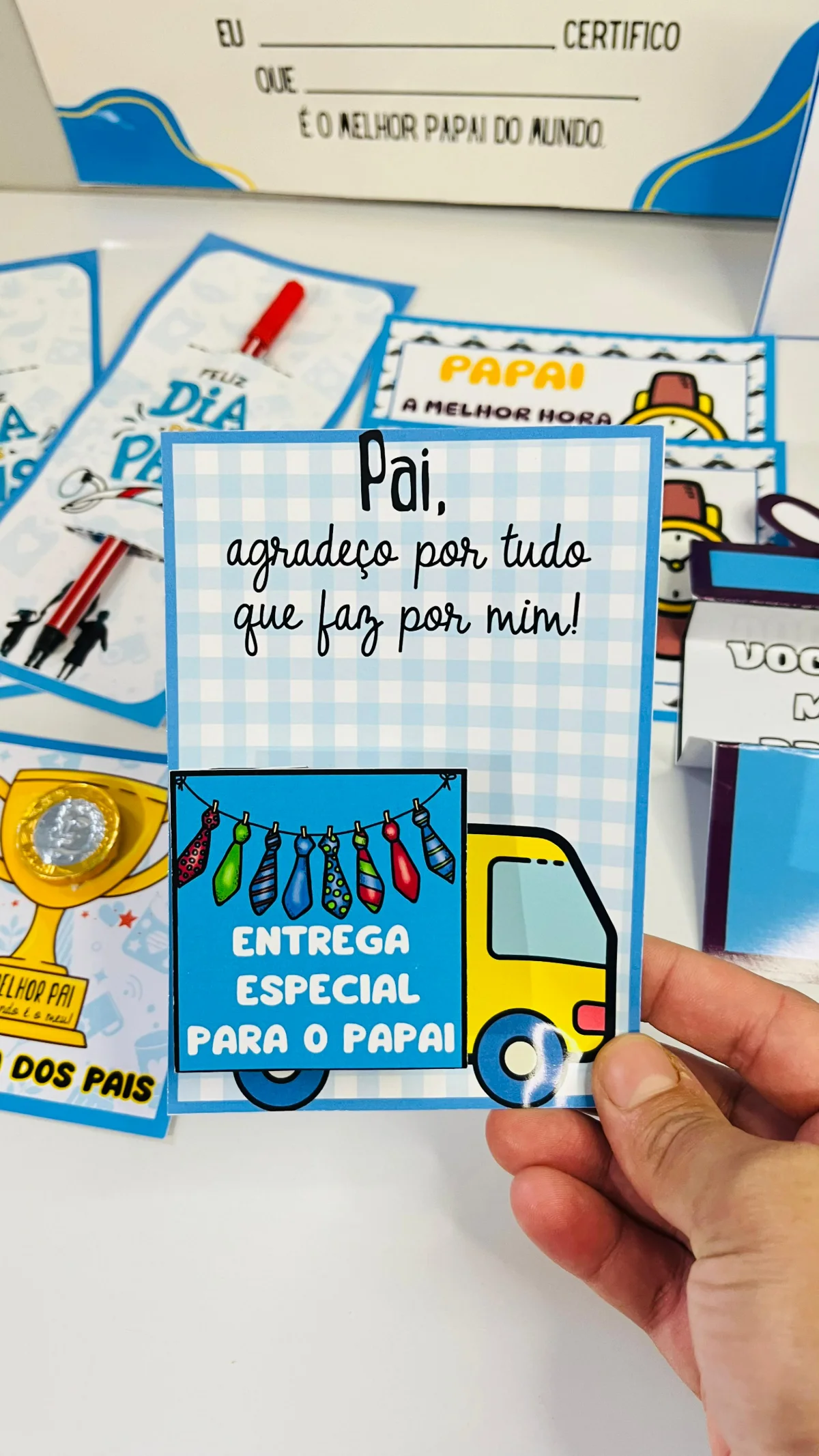 Kit Lembrancinhas Dia dos Pais para Imprimir em PDF | Porta Caneta, Cartões e Certificado — amostra 3: Demonstre todo o…