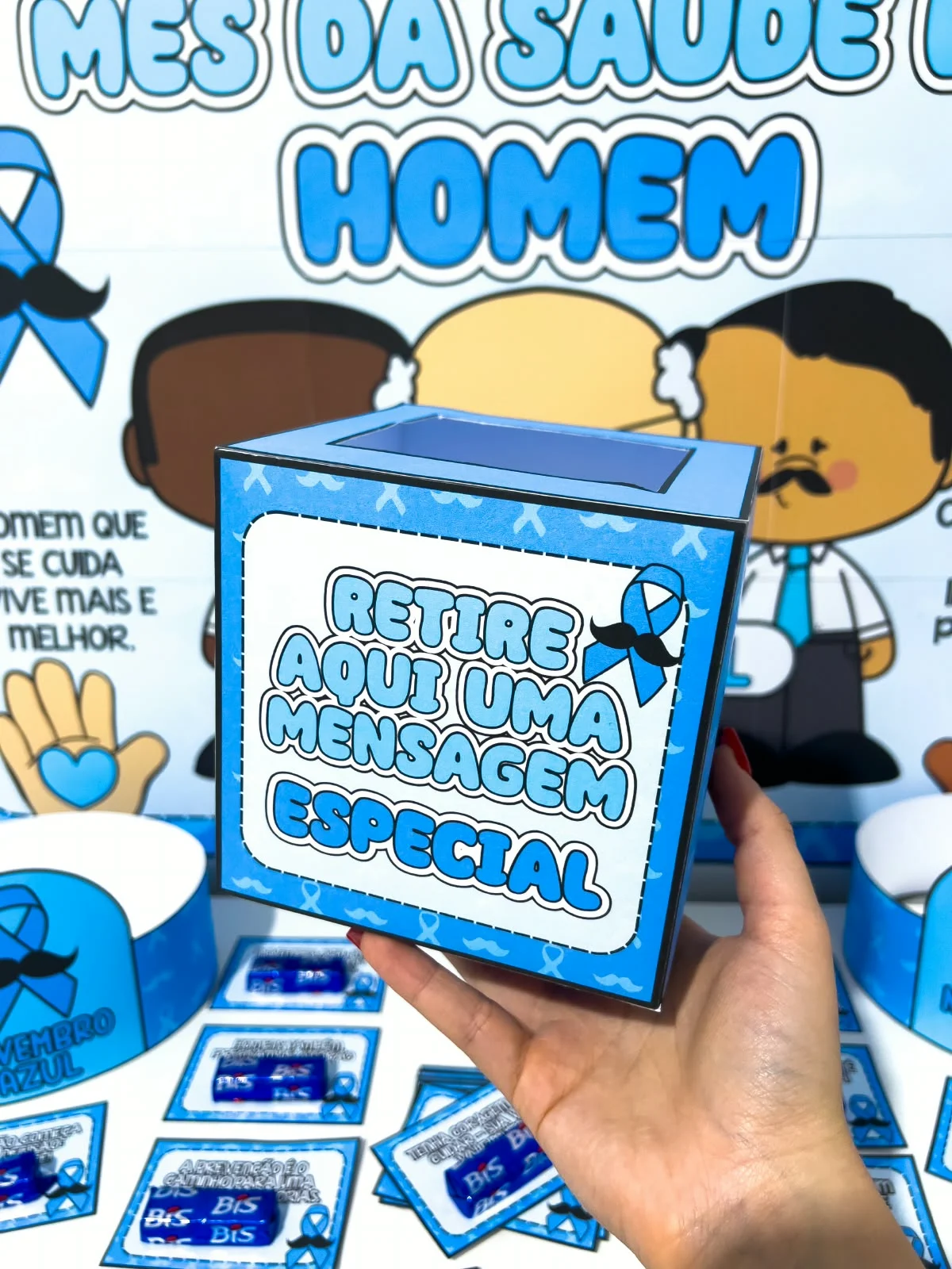 Kit painel e lembrancinhas Novembro Azul — amostra 2: O kit contém: 🩵Painel composto por 9 folhas A4, com ilustrações e…