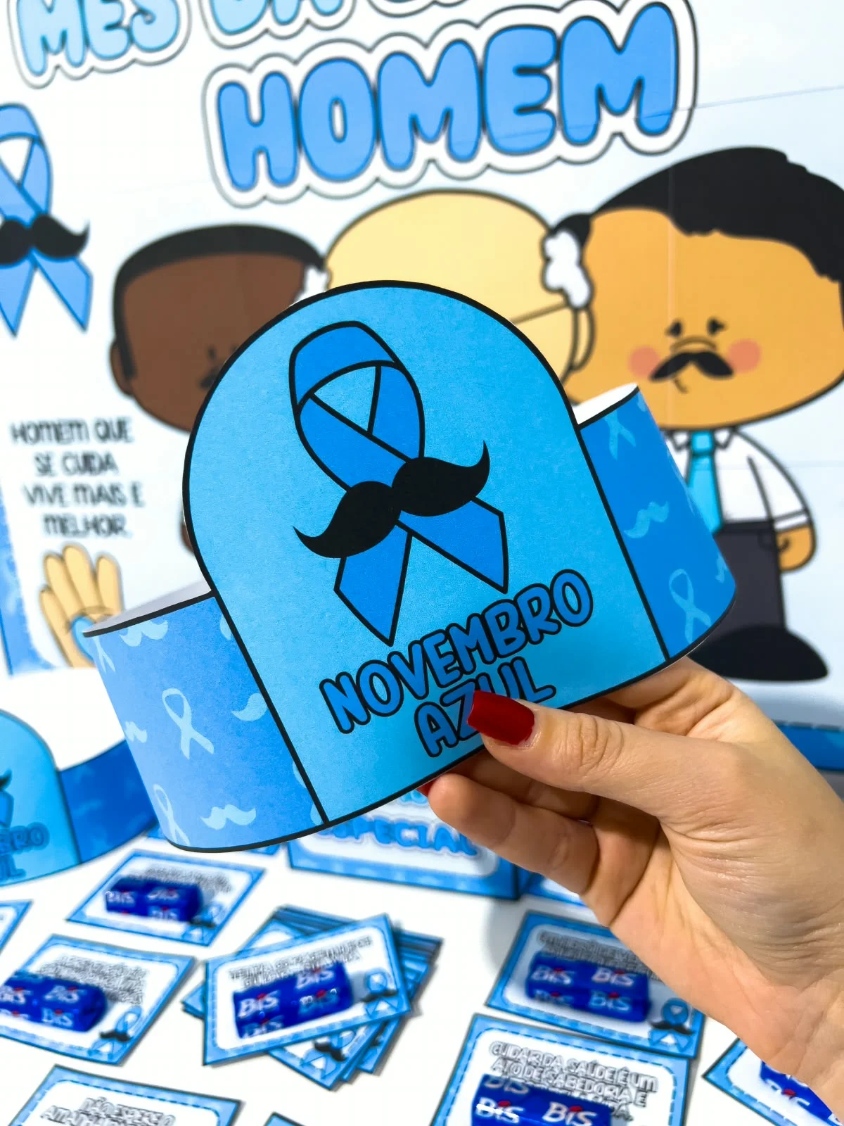 Kit painel e lembrancinhas Novembro Azul — amostra 3: O kit contém: 🩵Painel composto por 9 folhas A4, com ilustrações e…