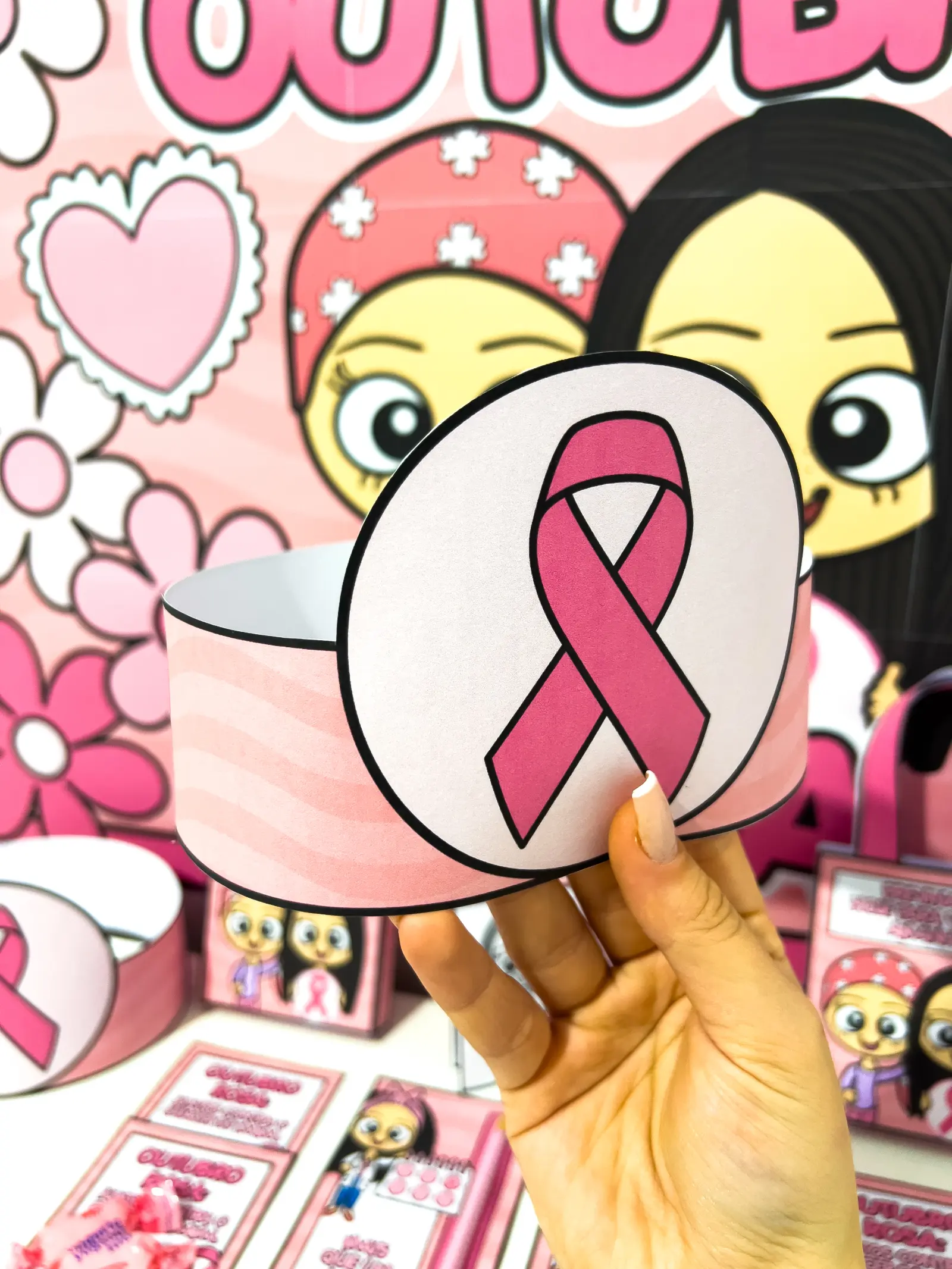 Kit Painel e Lembrancinhas Outubro Rosa – Educação Infantil — amostra 3: Kit Outubro Rosa com painel decorativo, coroas…