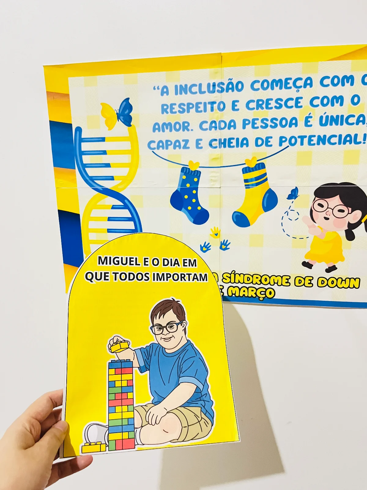 KIT PAINEL + LUVA DE HISTÓRIA: DIA MUNDIAL DA SÍNDROME DE DOWN — amostra 3: “A inclusão começa com o respeito e cresce com…