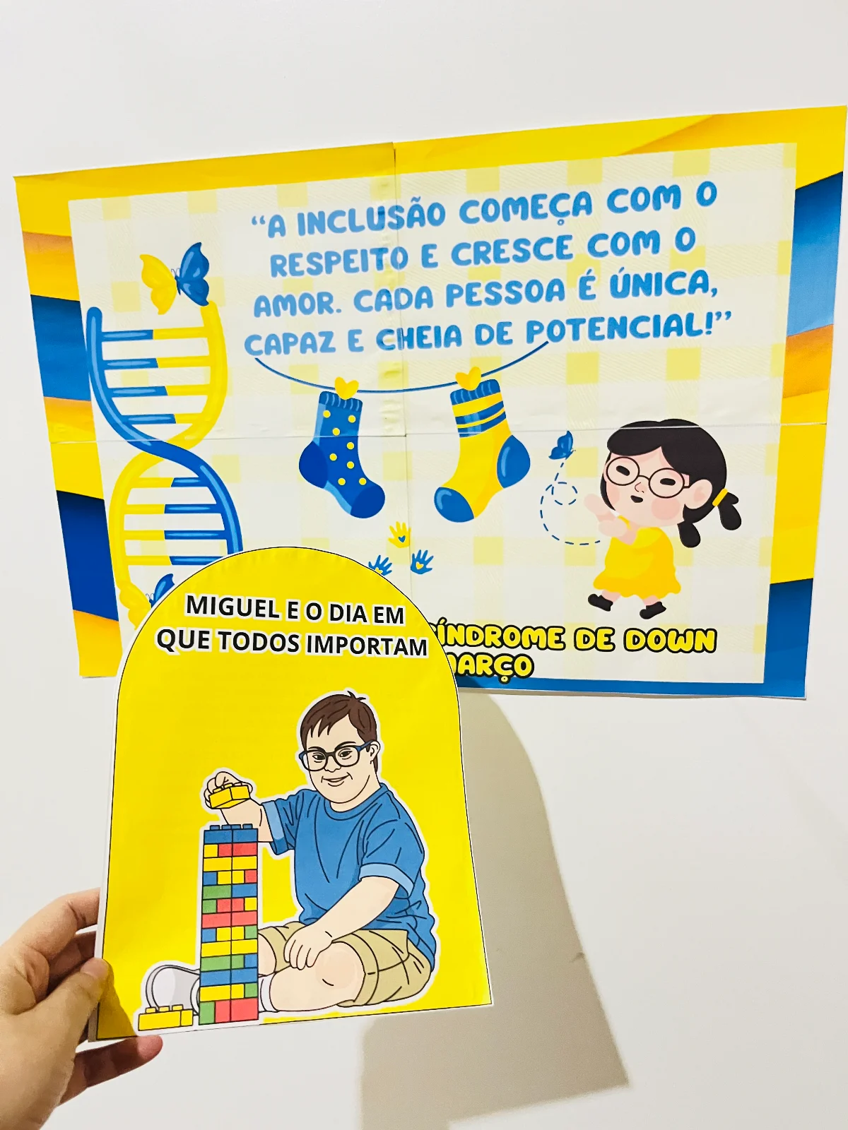 KIT PAINEL + LUVA DE HISTÓRIA: DIA MUNDIAL DA SÍNDROME DE DOWN — amostra 4: “A inclusão começa com o respeito e cresce com…