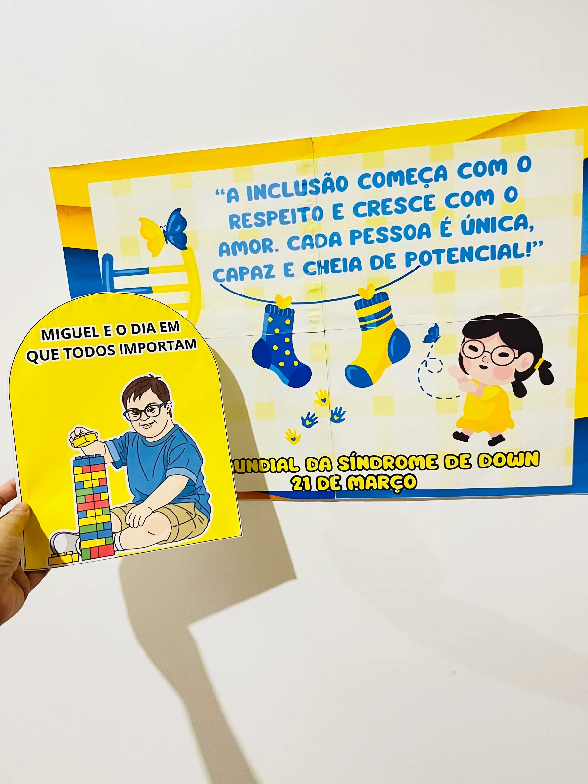 KIT PAINEL + LUVA DE HISTÓRIA: DIA MUNDIAL DA SÍNDROME DE DOWN — amostra 6: “A inclusão começa com o respeito e cresce com…