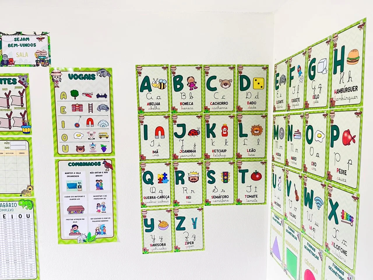 Kit Sala Safari – Atividades para Imprimir — amostra 6: Alfabeto completo ilustrado – letras bastão e cursiva Numerais do 0…