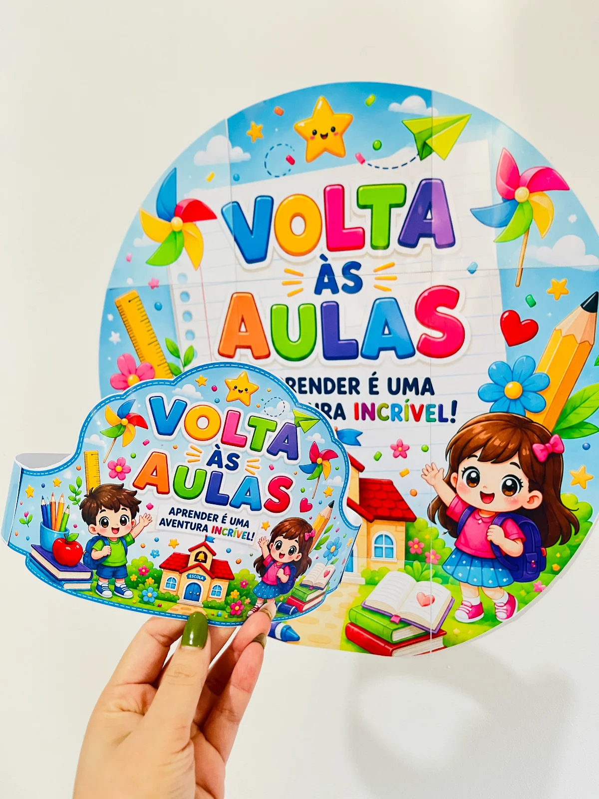 Kit Volta às Aulas em PDF | Painel, Coroa e Cartão de Boas-Vindas para Imprimir — amostra 1: Deixe o primeiro dia de aula…
