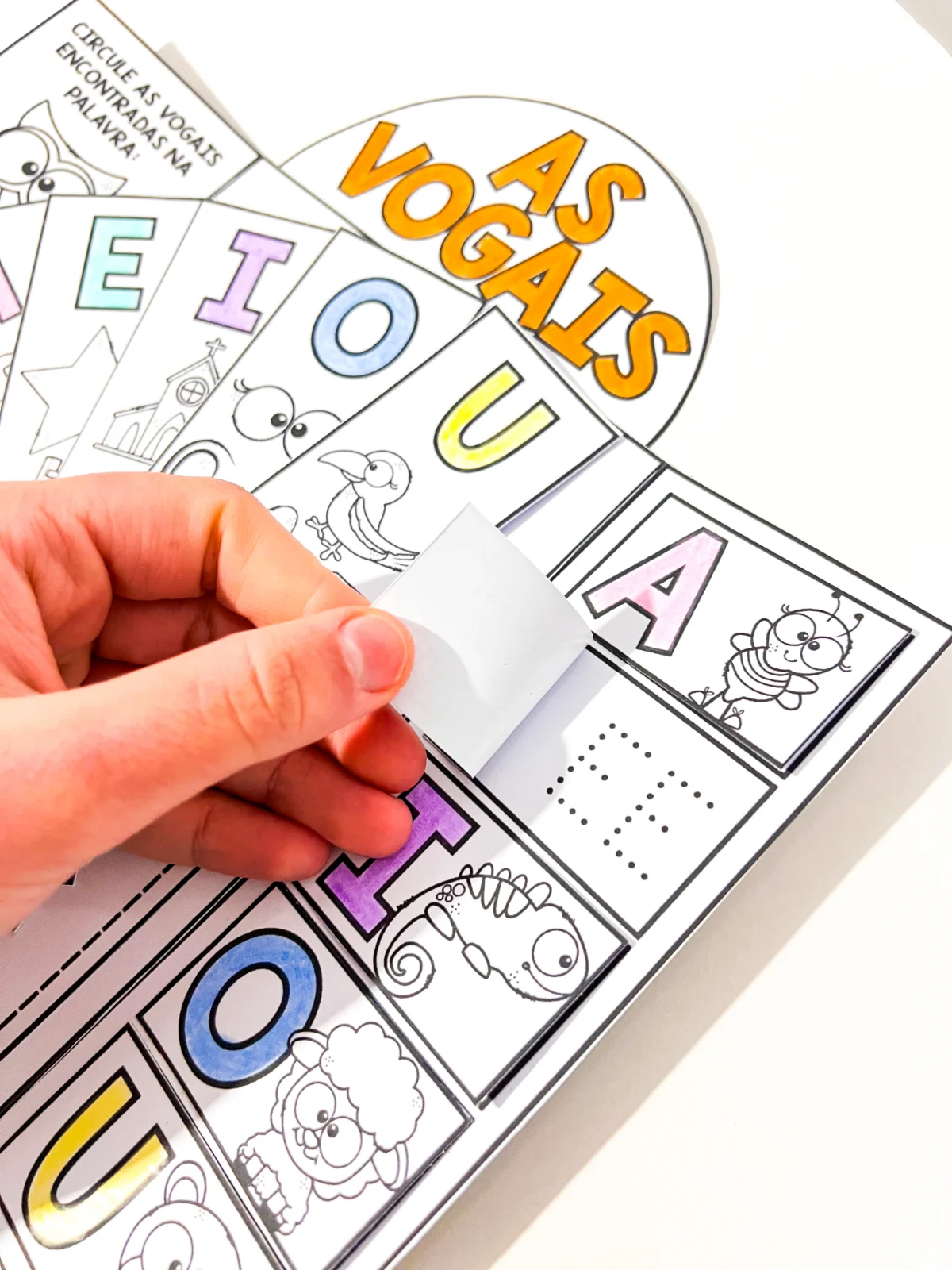 Lapbook das Vogais para Educação Infantil e Alfabetização — amostra 2: Lapbook das vogais com atividades interativas,… Lapbook das Vogais para Educação Infantil e Alfabetização — amostra 2: Lapbook das vogais com atividades interativas,…