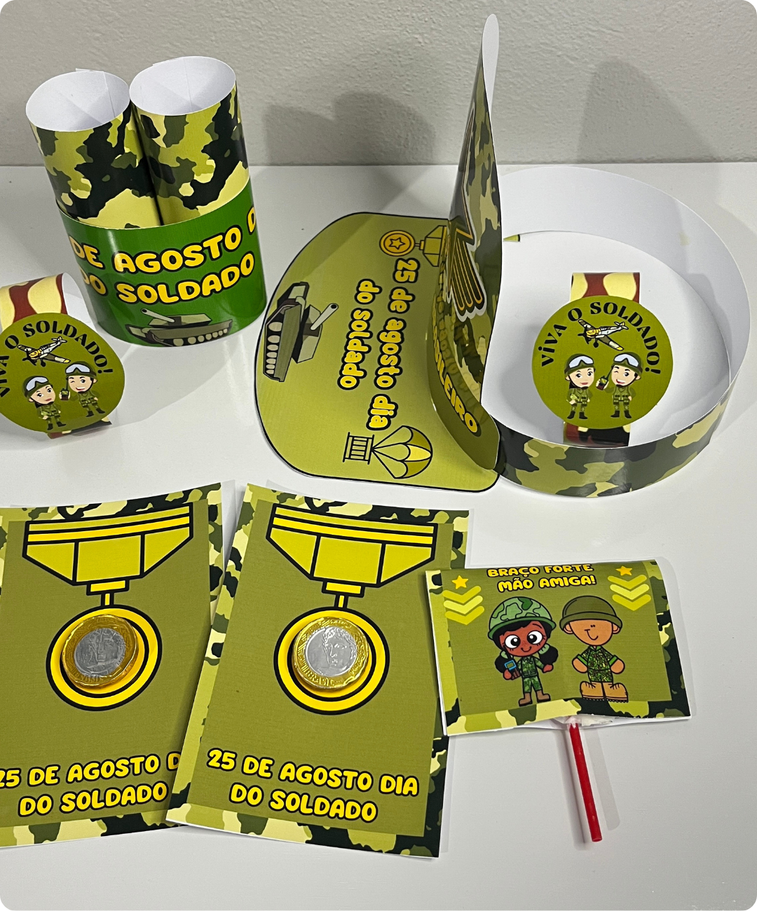 Lembrancinha de Dia do Soldado para imprimir — amostra 5: Prepare a lembrancinha da turma com um PDF que reúne viseira, tag…