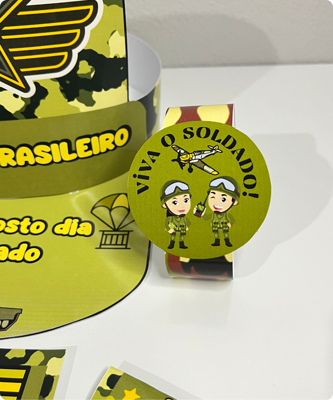 Lembrancinha de Dia do Soldado para imprimir — amostra 6: Prepare a lembrancinha da turma com um PDF que reúne viseira, tag…