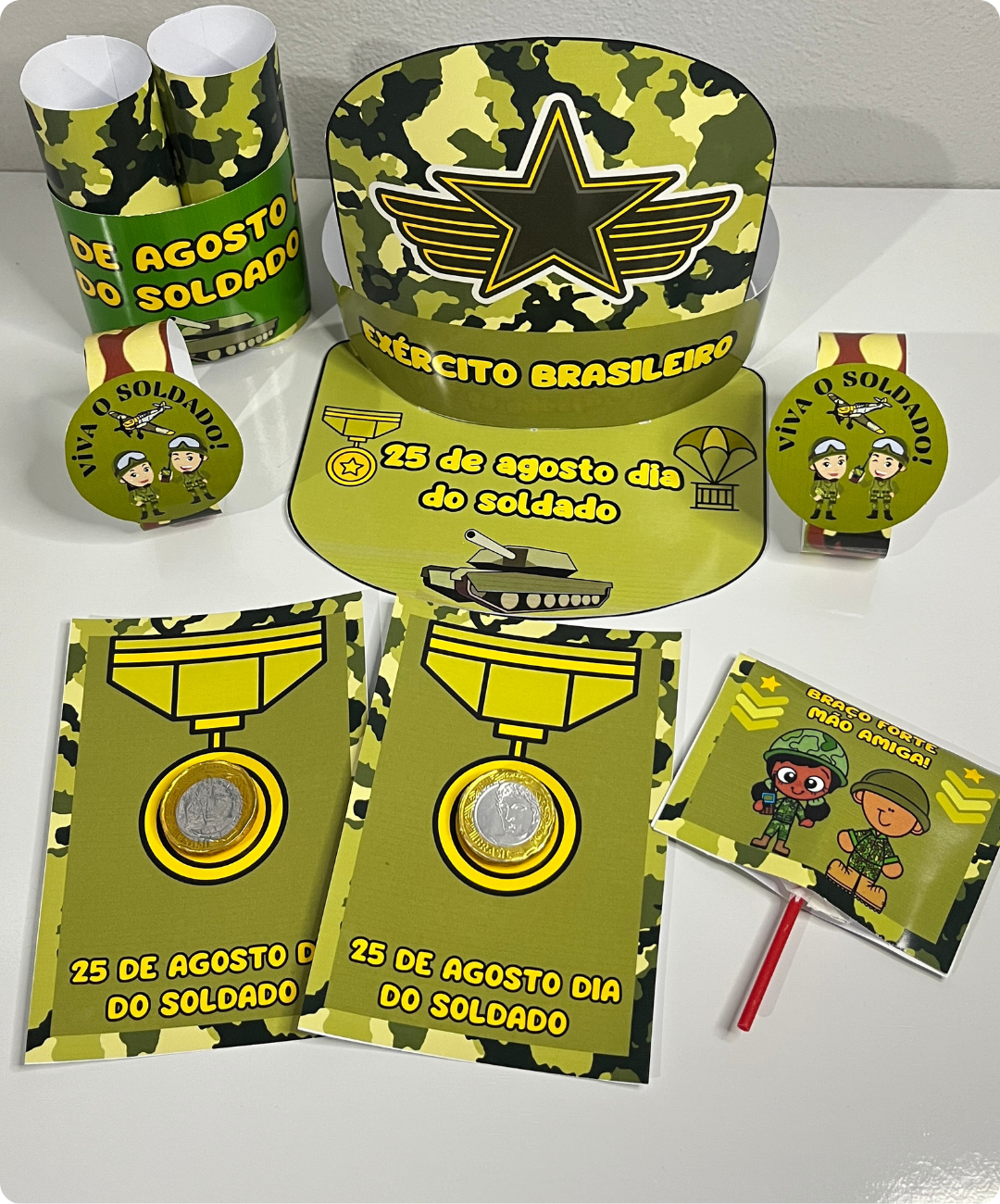 Lembrancinha de Dia do Soldado para imprimir — amostra 7: Prepare a lembrancinha da turma com um PDF que reúne viseira, tag…