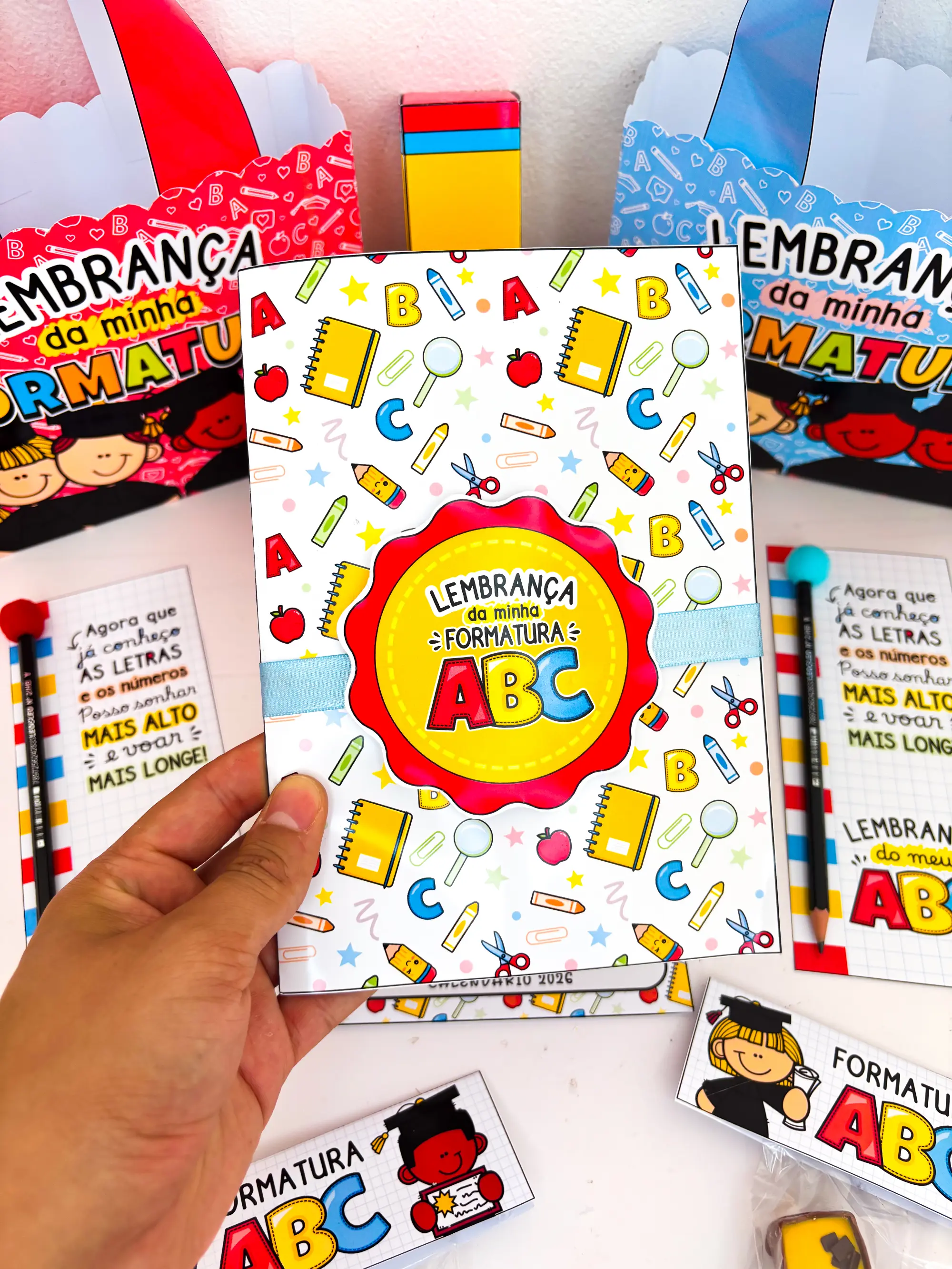 Lembrancinha de Formatura ABC – Lindo Kit em PDF — amostra 2: Lembrancinha de formatura do ABC com sacolinha, cartões…