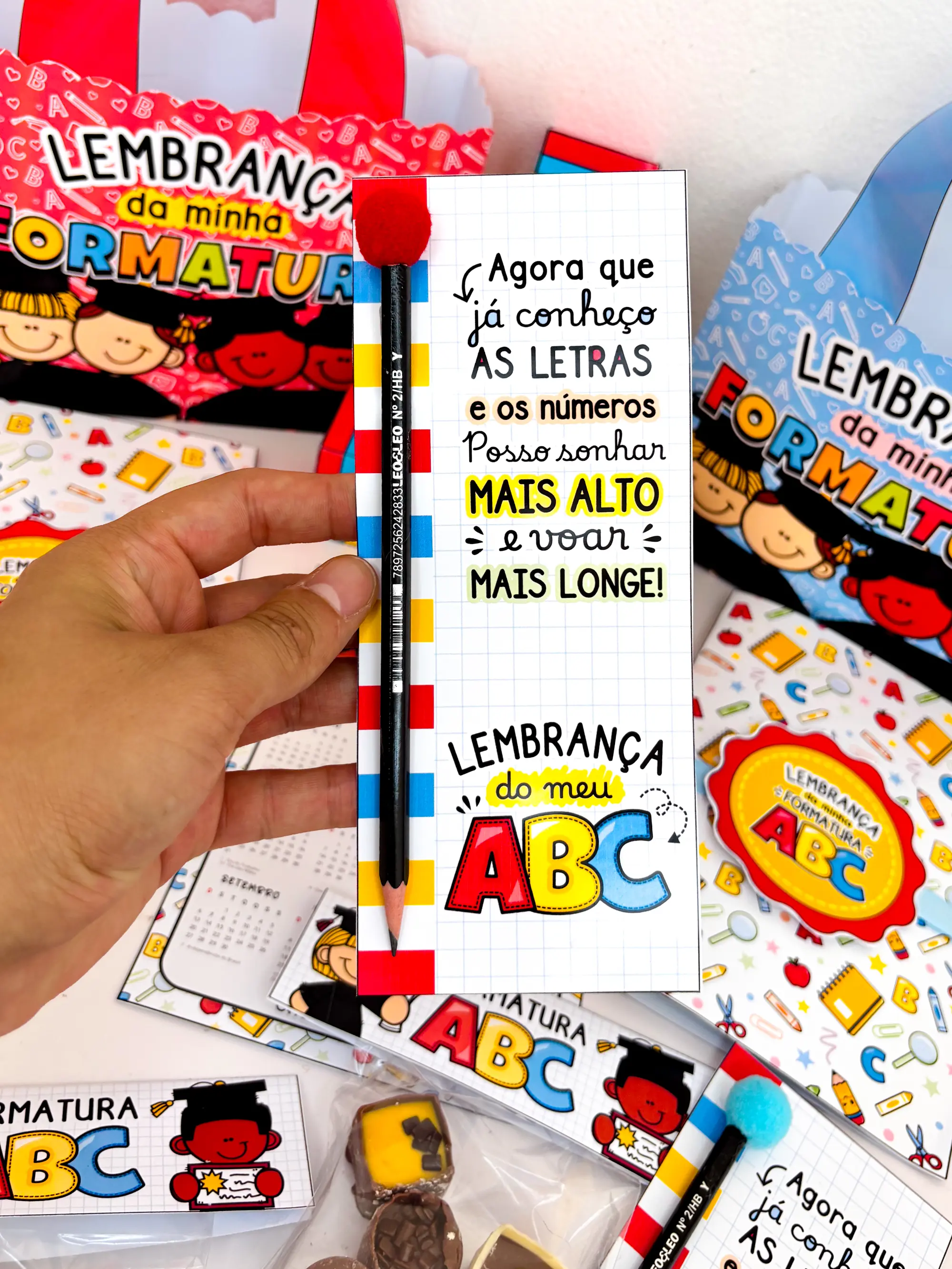 Lembrancinha de Formatura ABC – Lindo Kit em PDF — amostra 4: Lembrancinha de formatura do ABC com sacolinha, cartões…