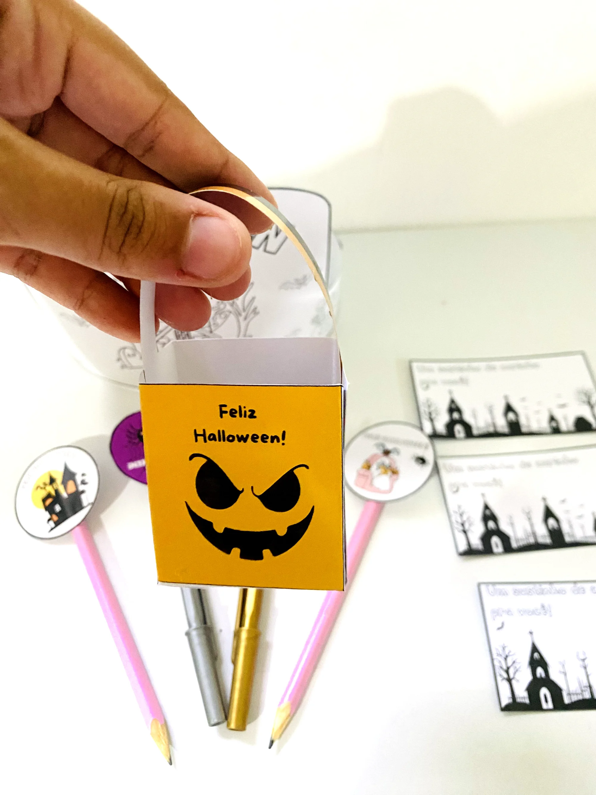 Lembrancinha de Halloween: Kit Criativo e Divertido — amostra 5: Kit Halloween pedagógico com caixinha de abóbora, adesivos…