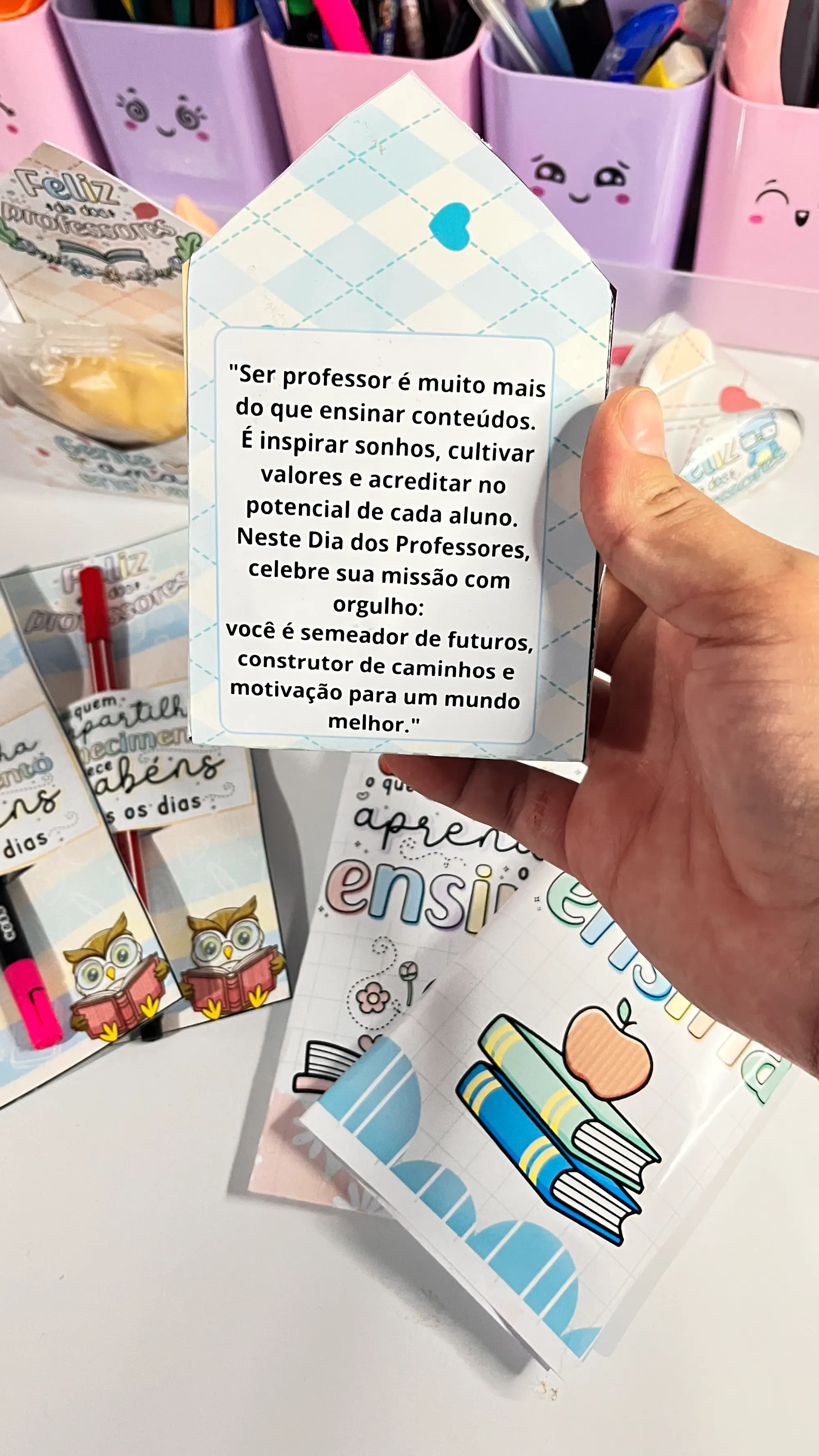 Lembrancinha dia do professores - Homenagem — amostra 1: 🌸Neste Dia dos Professores, celebramos aqueles que, com dedicação…