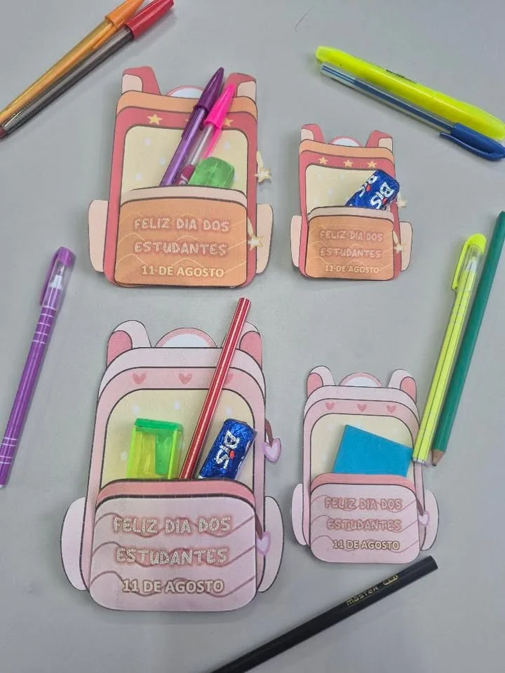 🎒✨ Lembrancinha Dia dos Estudantes ✨📚 Em PDF pronto para imprimir — amostra 1: Que tal surpreender seus alunos com uma… 🎒✨ Lembrancinha Dia dos Estudantes ✨📚 Em PDF pronto para imprimir — amostra 1: Que tal surpreender seus alunos com uma…