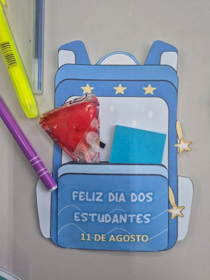 🎒✨ Lembrancinha Dia dos Estudantes ✨📚 Em PDF pronto para imprimir — amostra 6: Que tal surpreender seus alunos com uma… 🎒✨ Lembrancinha Dia dos Estudantes ✨📚 Em PDF pronto para imprimir — amostra 6: Que tal surpreender seus alunos com uma…