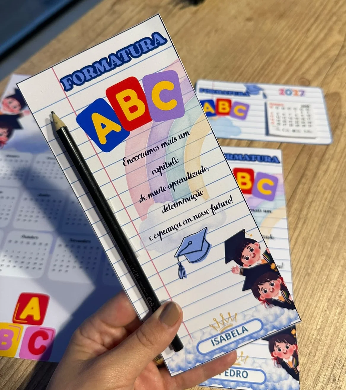 LEMBRANCINHA FORMATURA ABC INFANTIL: CALENDÁRIO, CARTÃO E IMÃ PARA GELADEIRA — amostra 1: 1 - Calendário em folha A4…