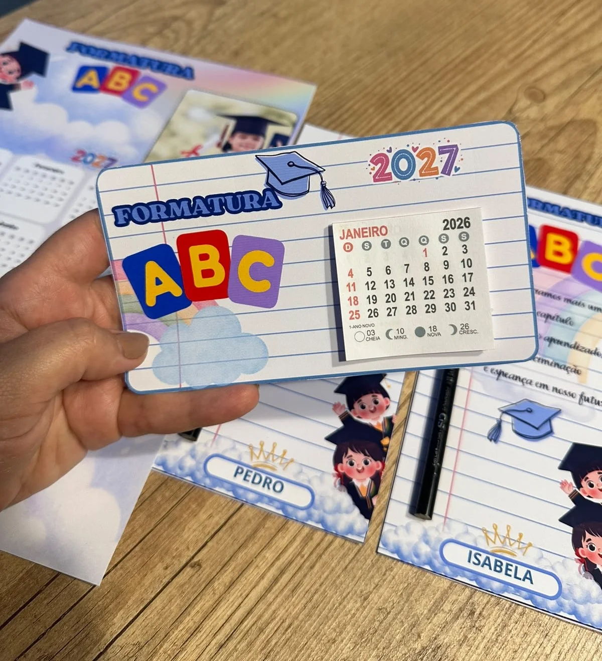 LEMBRANCINHA FORMATURA ABC INFANTIL: CALENDÁRIO, CARTÃO E IMÃ PARA GELADEIRA — amostra 2: 2 - Cartão para lápis.
