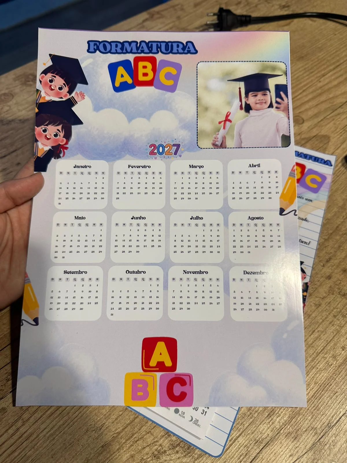 LEMBRANCINHA FORMATURA ABC INFANTIL: CALENDÁRIO, CARTÃO E IMÃ PARA GELADEIRA — amostra 3: 3 - Modelo de imã de geladeira…