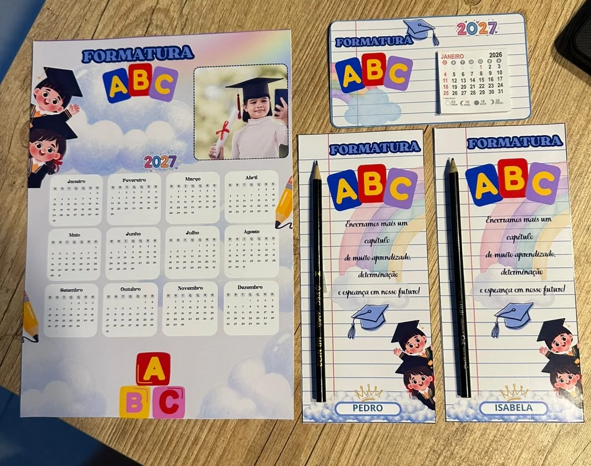 LEMBRANCINHA FORMATURA ABC INFANTIL: CALENDÁRIO, CARTÃO E IMÃ PARA GELADEIRA — amostra 4: Adquira o KIT completo…