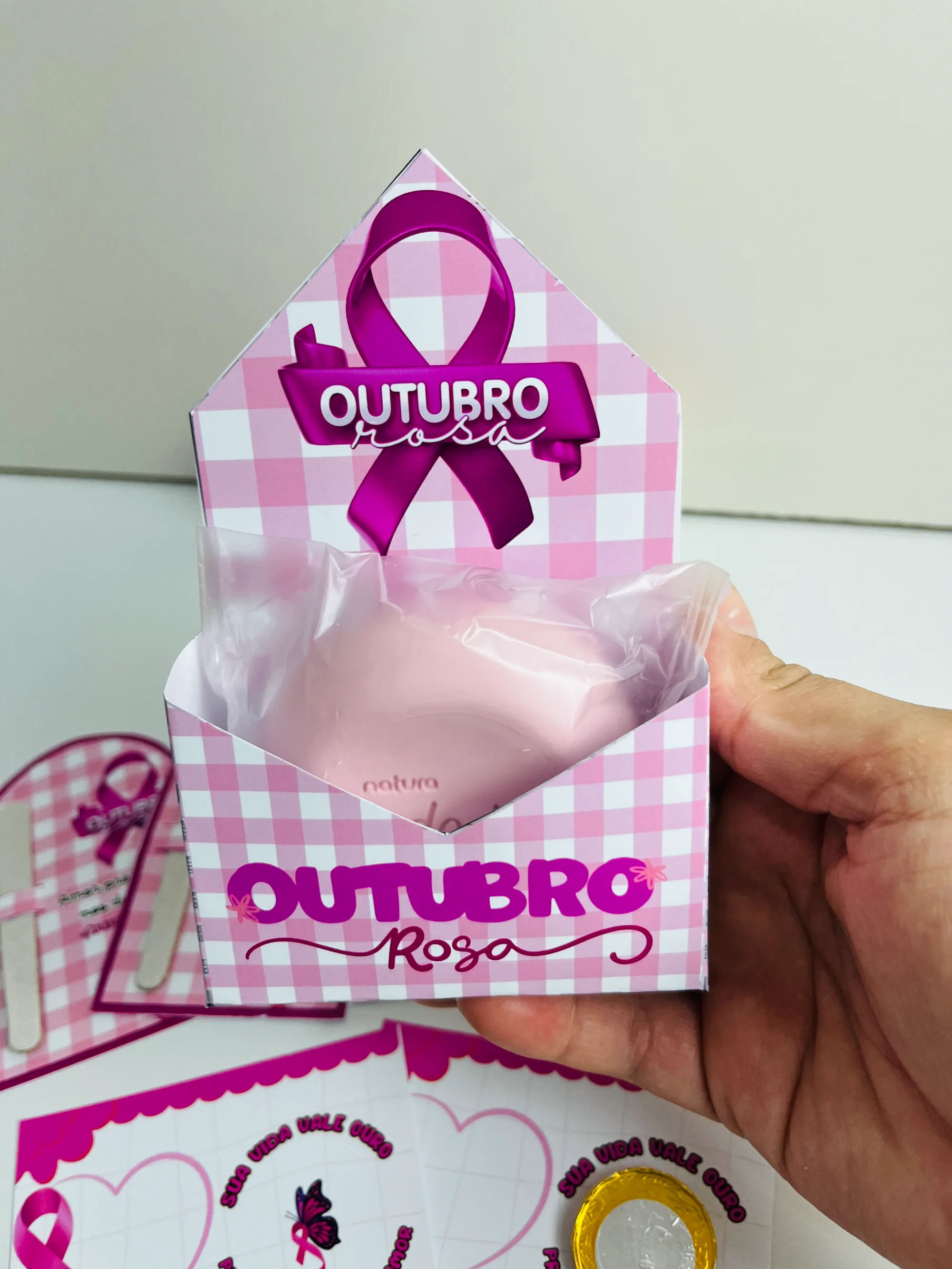 LEMBRANCINHA OUTUBRO ROSA – ANOS INICIAIS - ATIVIDADE LUDICA💗 — amostra 6: O Outubro Rosa é um convite para lembrar a…