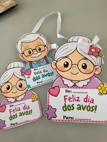 Lembrancinha Para O Dia Dos Avós ( Plaquinhas Personalizadas) — amostra 3: "Vovó e vovô merecem mais que um abraço apertado…