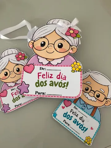 Lembrancinha Para O Dia Dos Avós ( Plaquinhas Personalizadas) — amostra 4: "Vovó e vovô merecem mais que um abraço apertado…