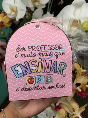 Lembrancinha Porta Bombom Dia do Professor — amostra 2: 🌟 Tag dupla face com design 100% exclusivo e colorido