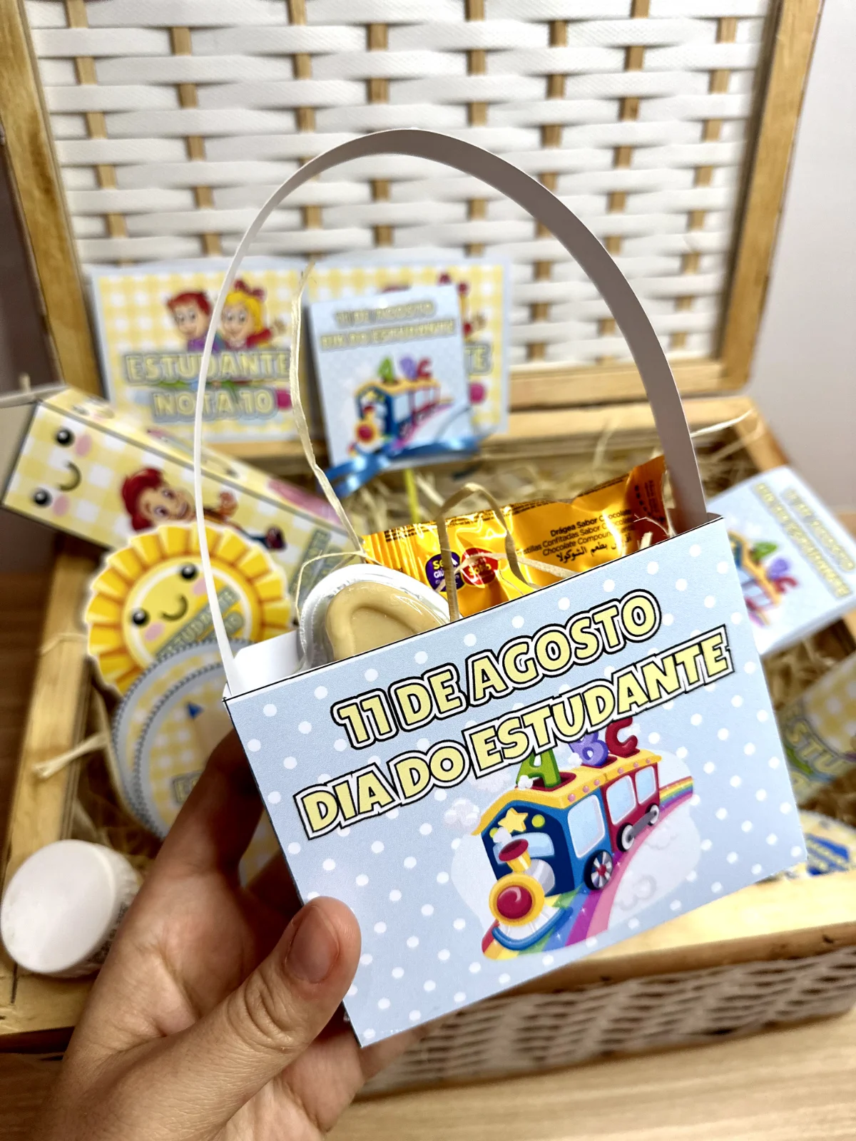 Lembrancinhas Dia do Estudante — amostra 7: Surpreenda seus alunos no Dia do Estudante com um kit completo de lembrancinhas