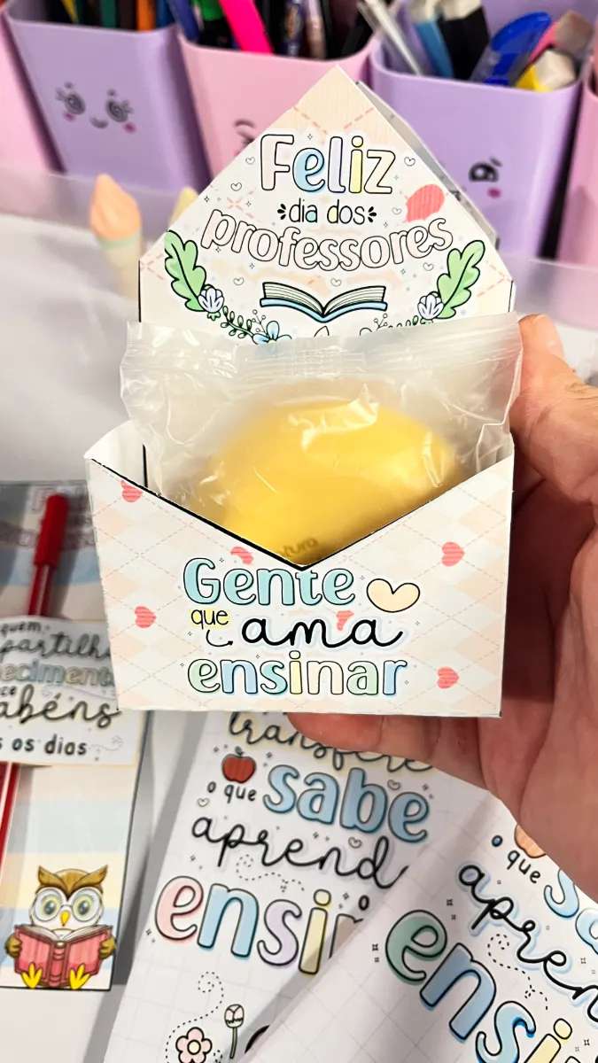 Lembrancinhas Dia do Professor - 4 modelos — amostra 3: Neste Dia dos Professores, demonstre todo seu carinho por quem…