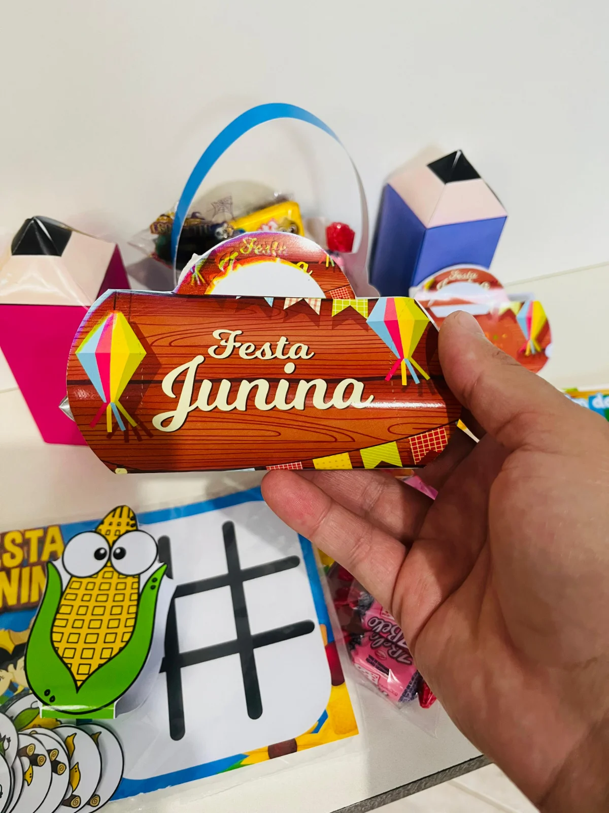 Lembrancinhas Festa Junina – PDF para Imprimir — amostra 5: Festa boa tem alegria, música e muita guloseima