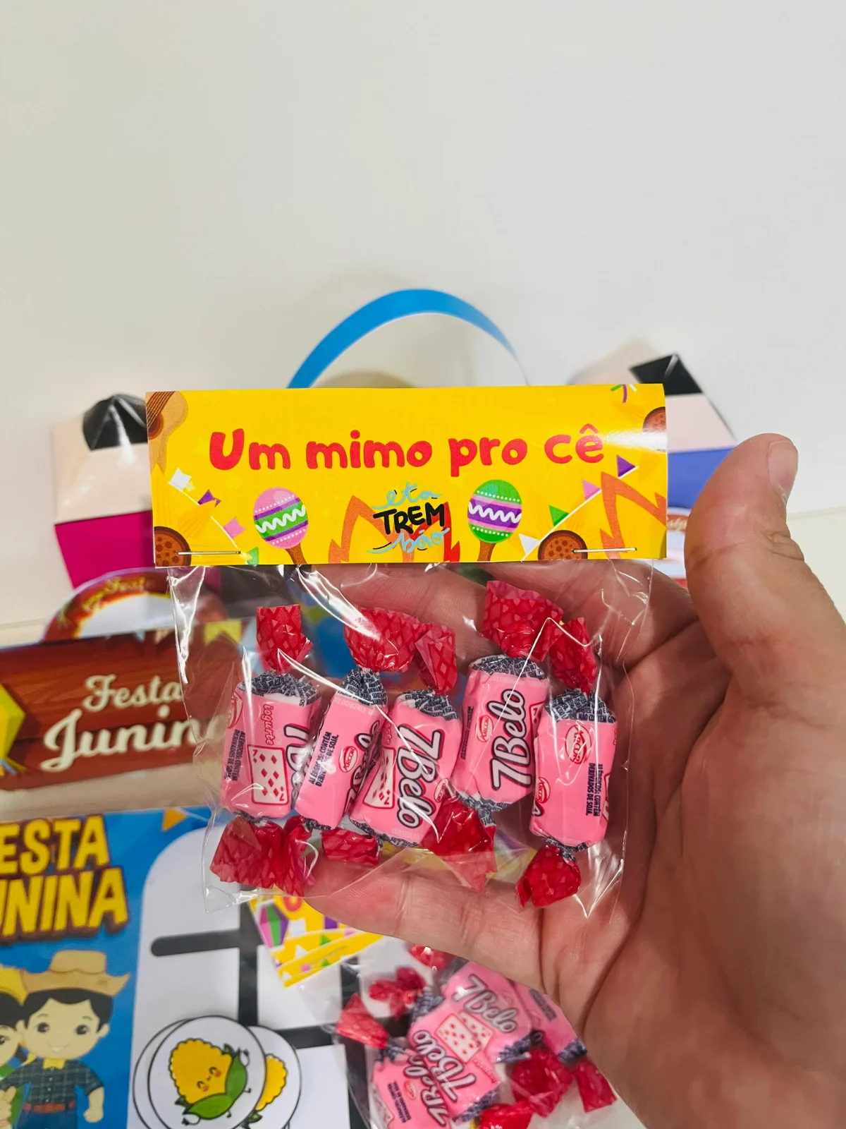 Lembrancinhas Festa Junina – PDF para Imprimir — amostra 6: Festa boa tem alegria, música e muita guloseima