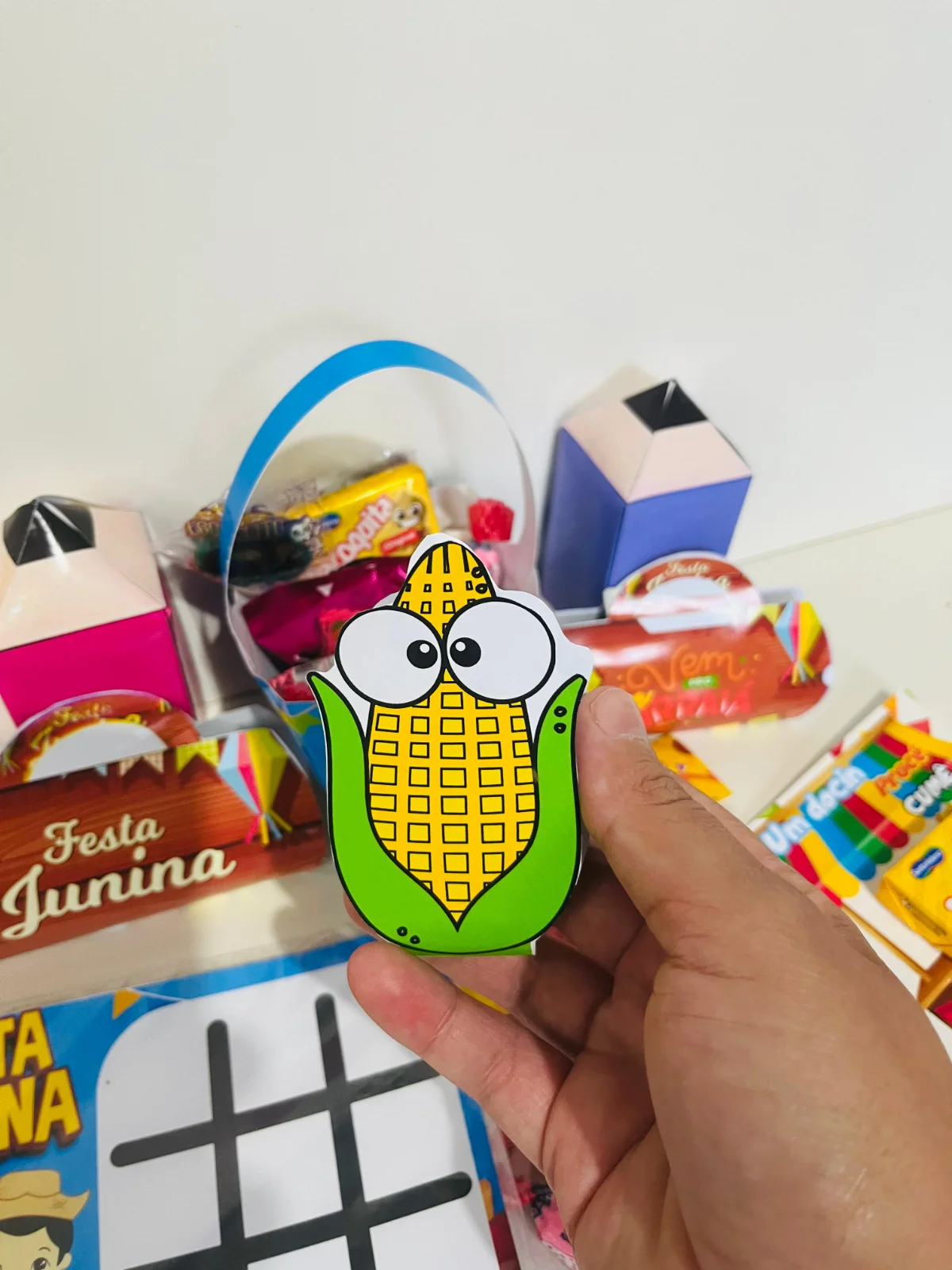 Lembrancinhas Festa Junina – PDF para Imprimir — amostra 7: Festa boa tem alegria, música e muita guloseima