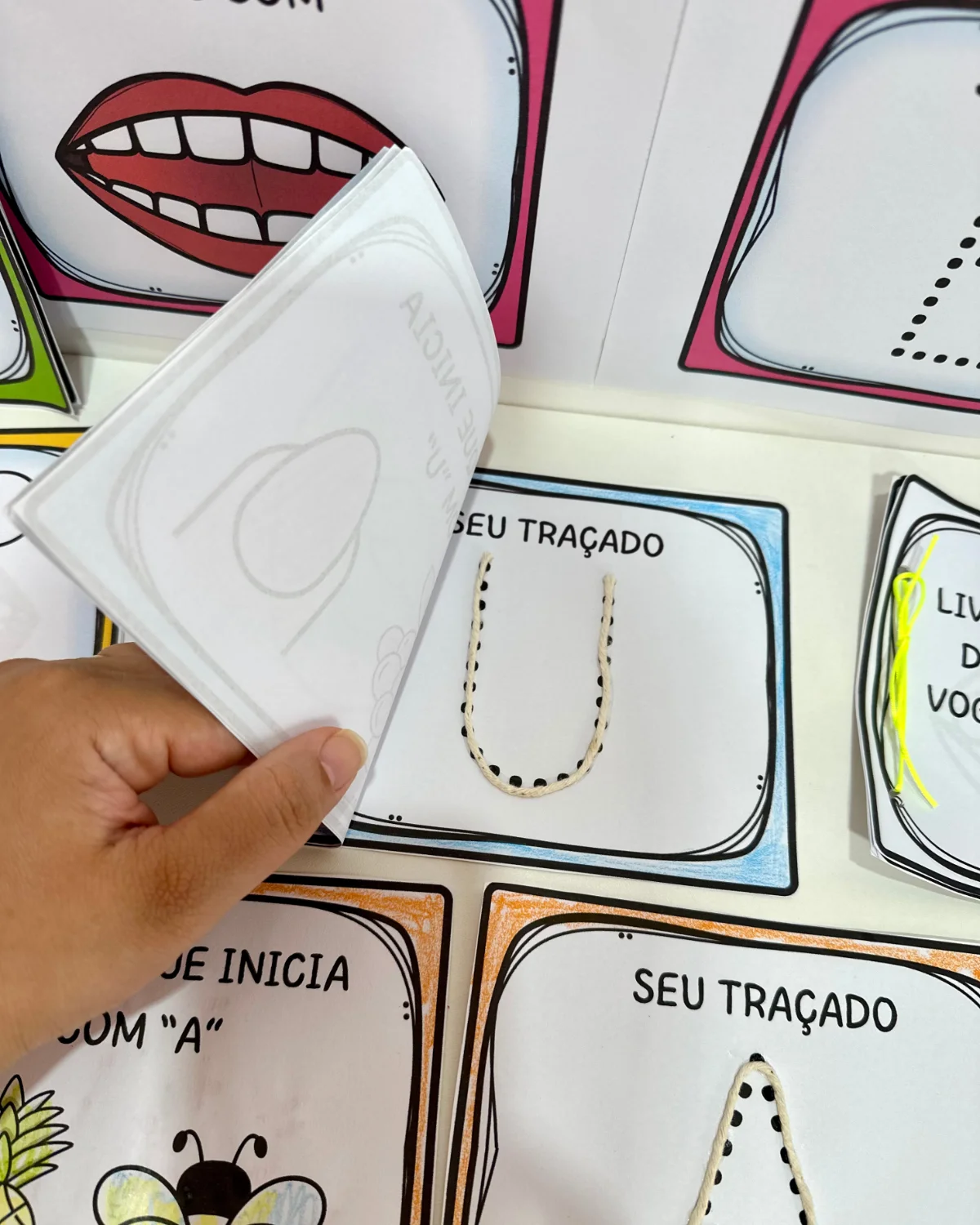 LIVRINHO DAS VOGAIS FÔNICAS — amostra 2: Livrinhos das vogais fônicas em duas versões: colorida e para colorir
